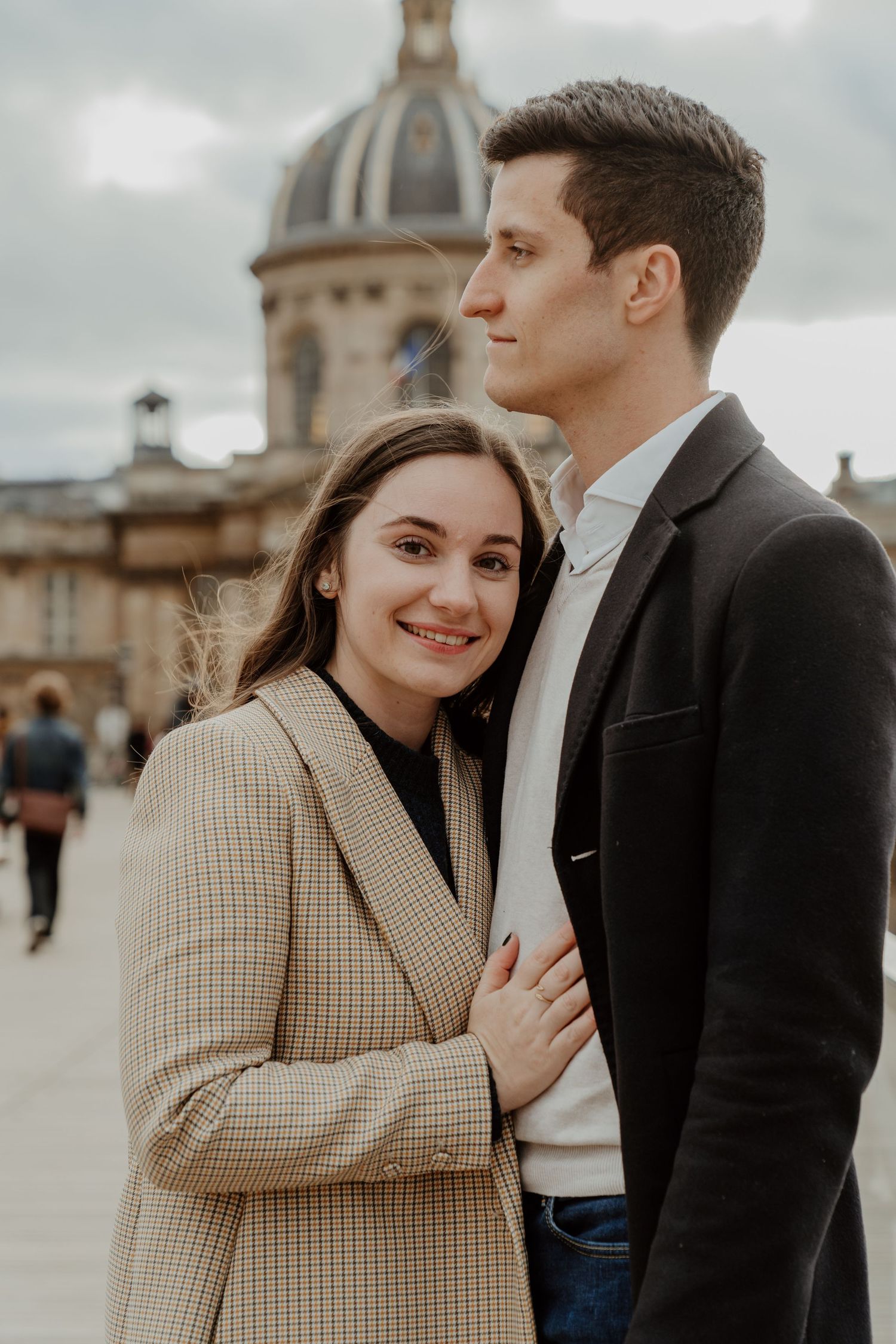 Portrait de couple devant un dôme parisien Institut de France