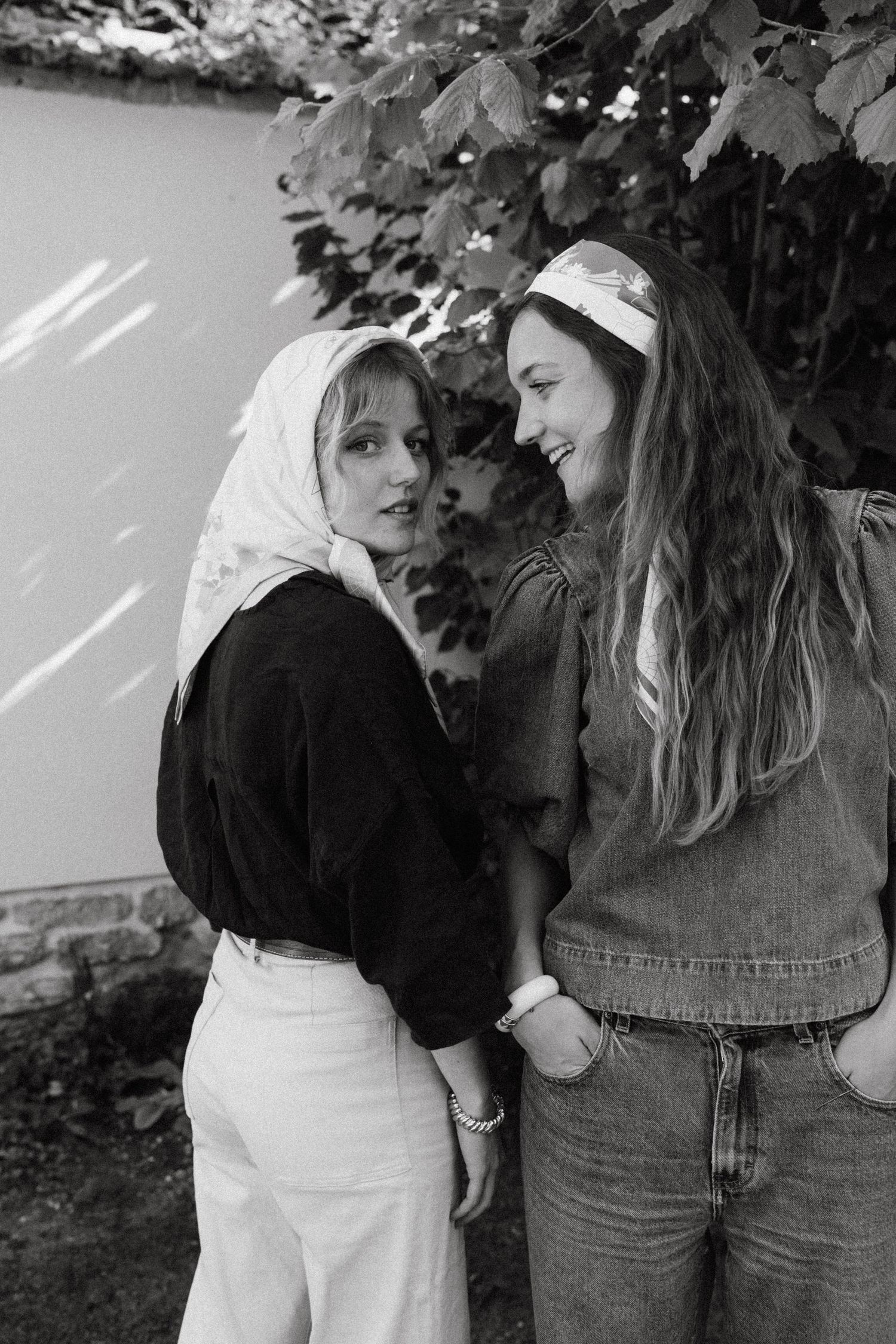 Portrait complice de deux amies, noir et blanc