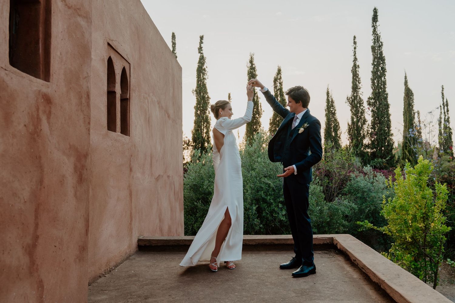 Mariés célébrant sous une arche, mariage au Maroc