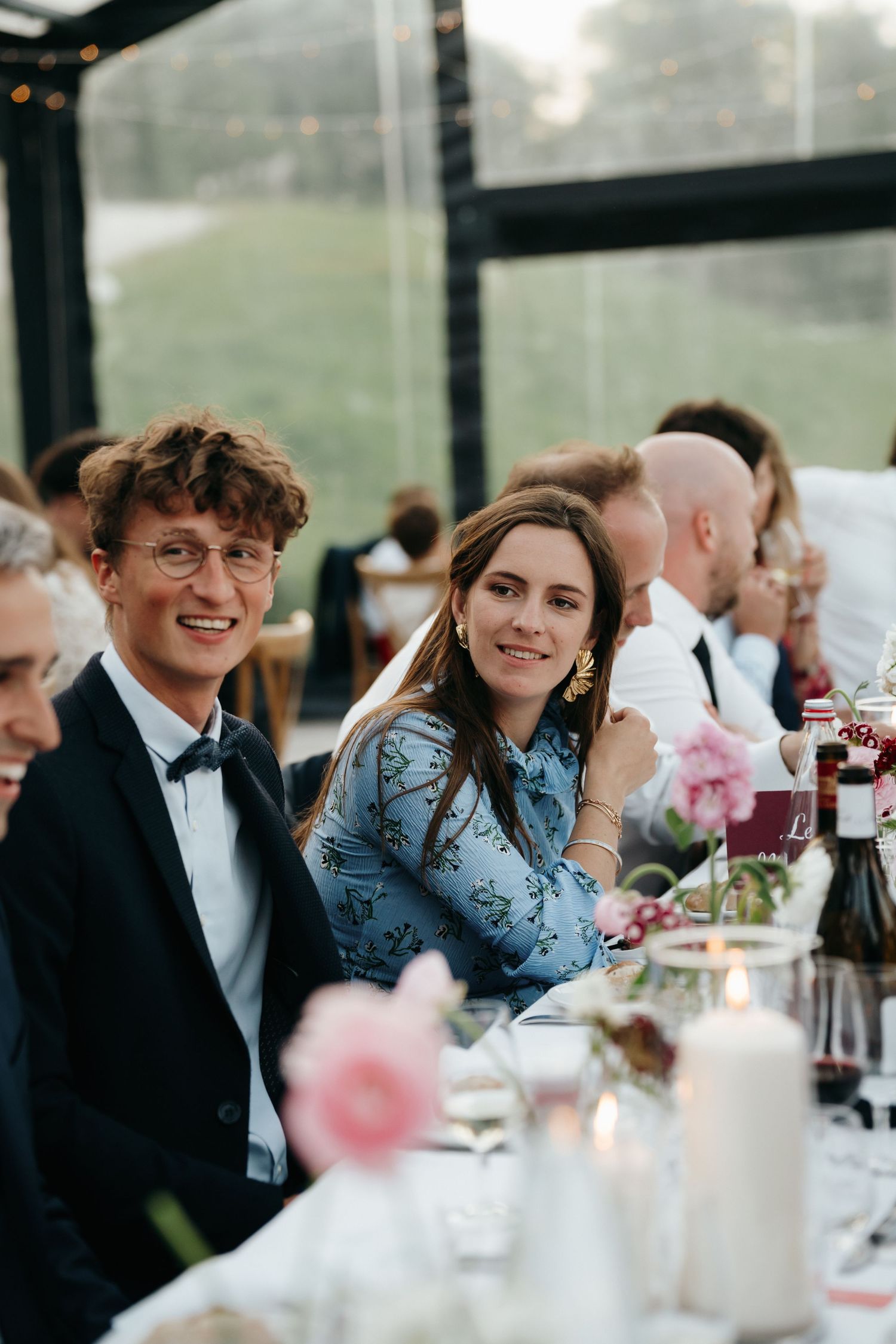 Invités complices à table, mariage à la Trinité-sur-Mer