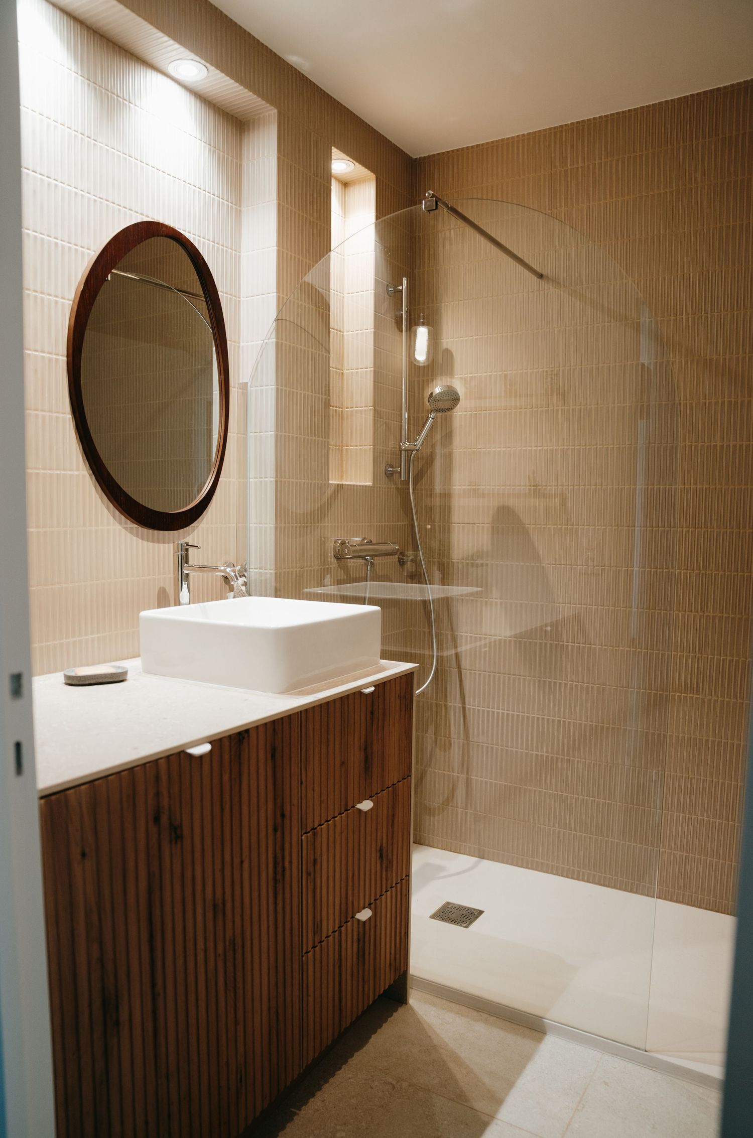 Salle de bain moderne avec douche à l'italienne