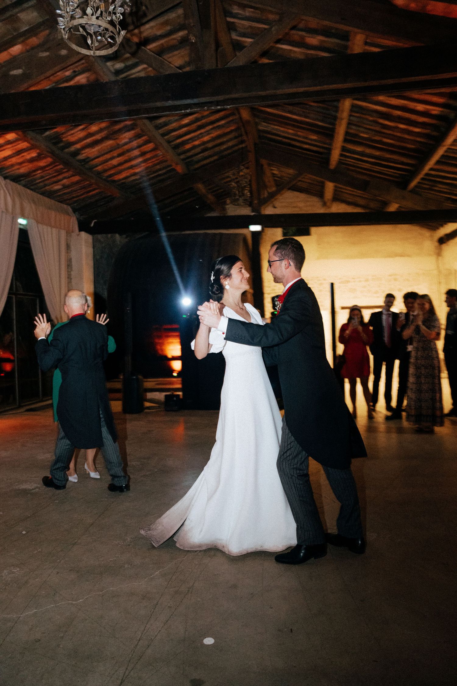 Mariés dansant en soirée, mariage près de Montpellier