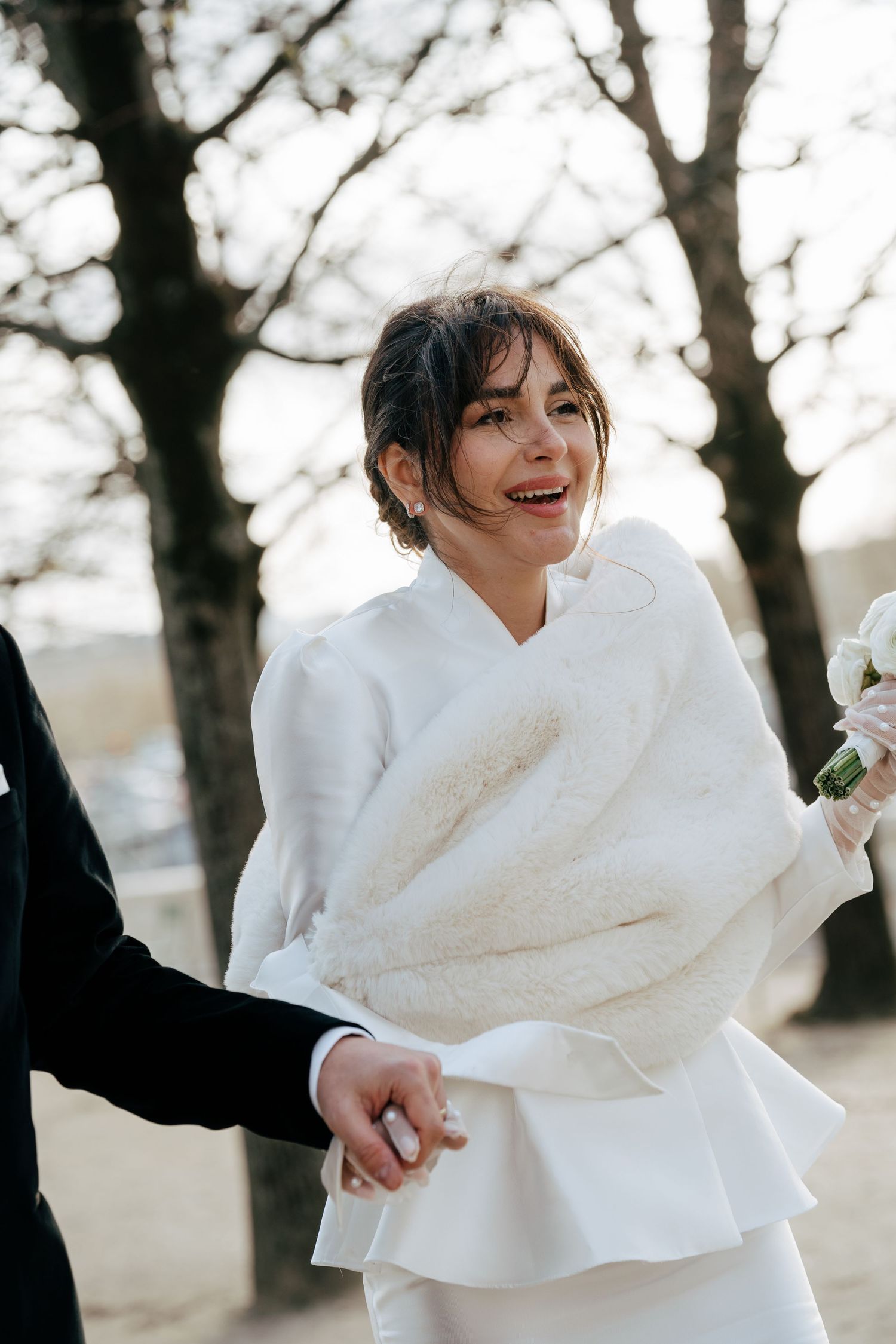Portrait de femme riante en manteau blanc