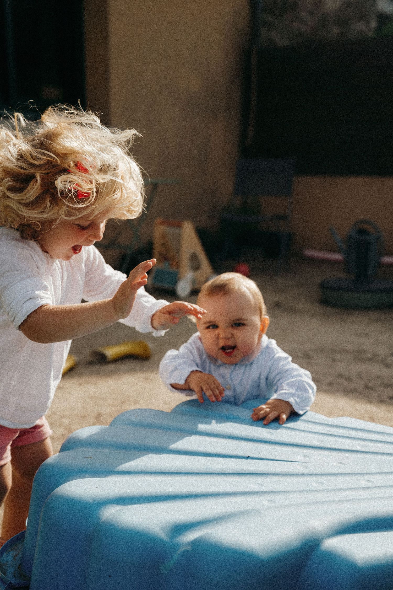 Deux jeunes enfants jouant ensemble, portrait de famille