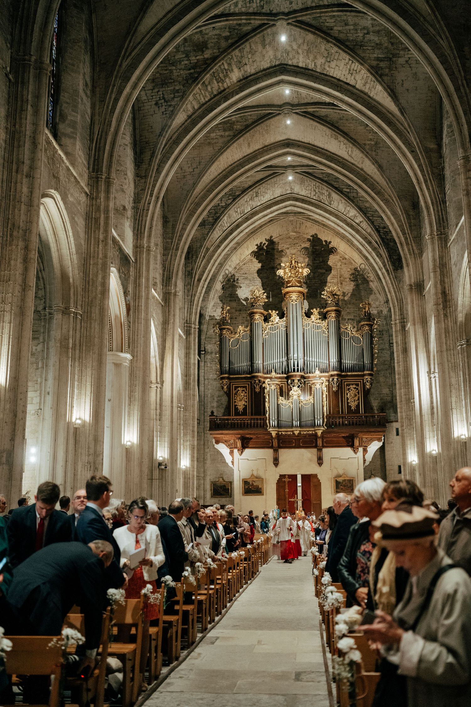 Nef d'église pendant la cérémonie