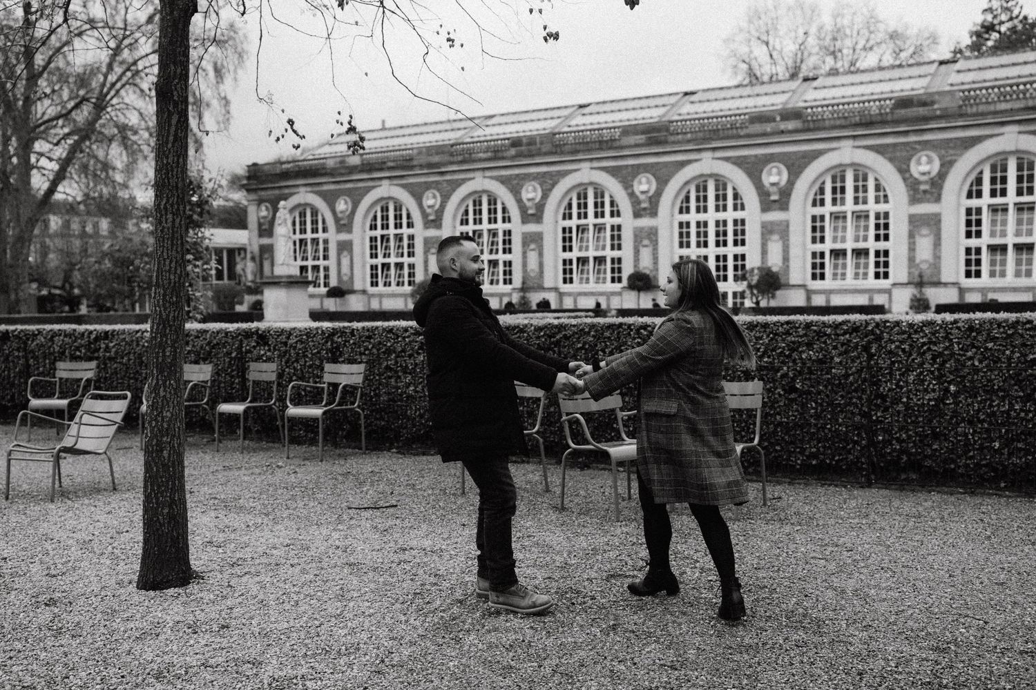 Couple dansant en extérieur, noir et blanc