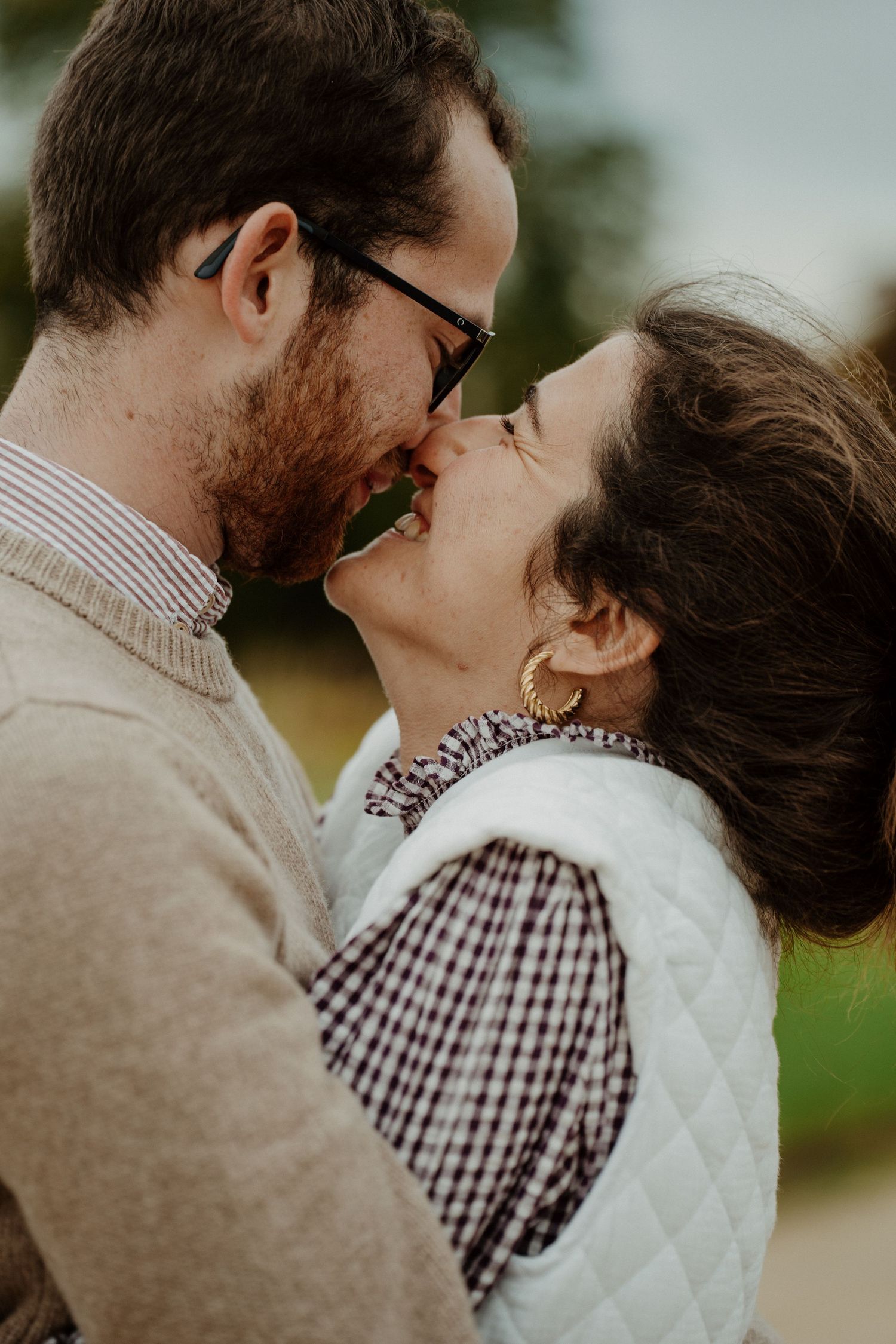 Couple s'embrassant en extérieur