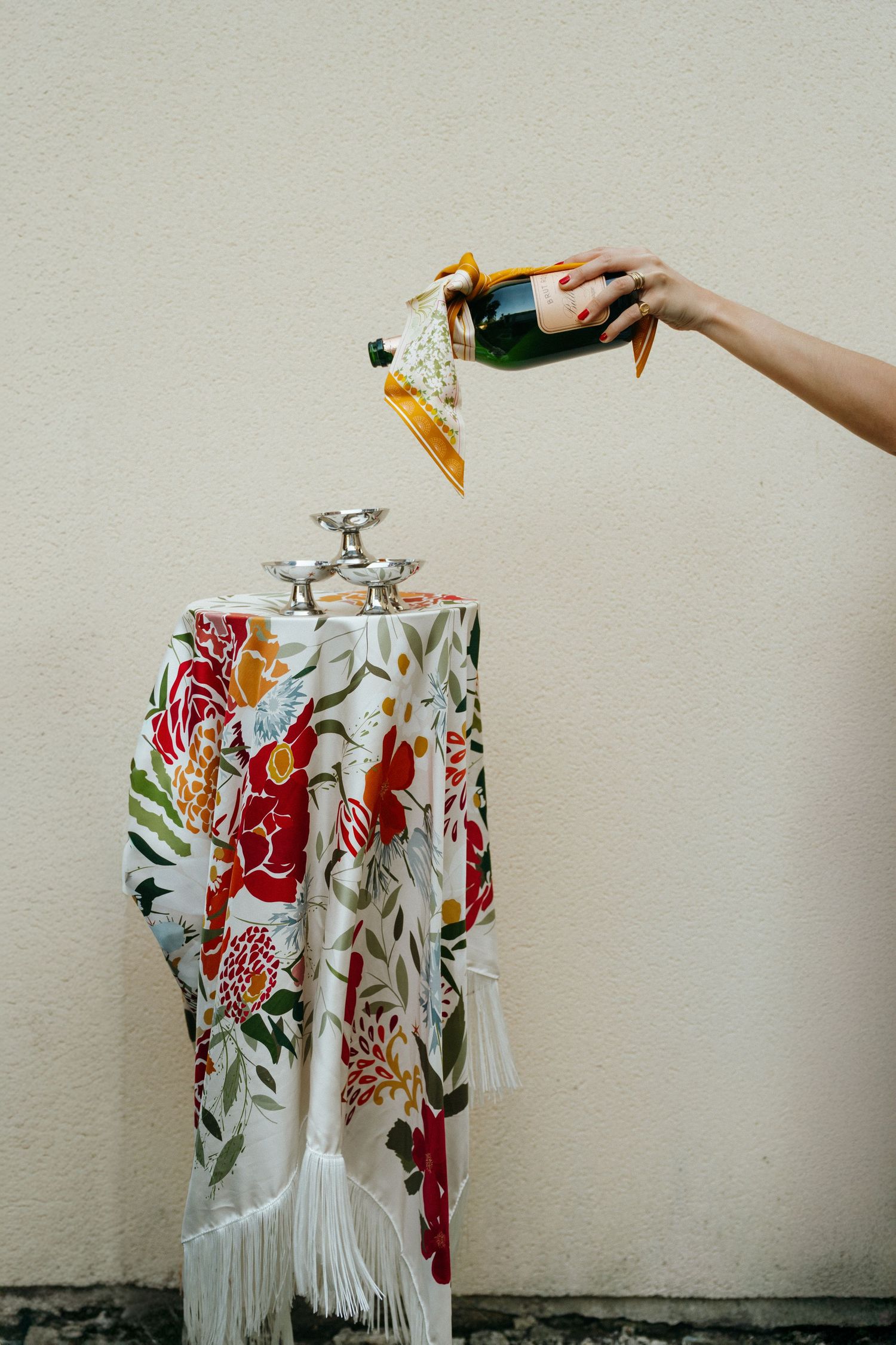 Détail d'une table dressée, champagne versé