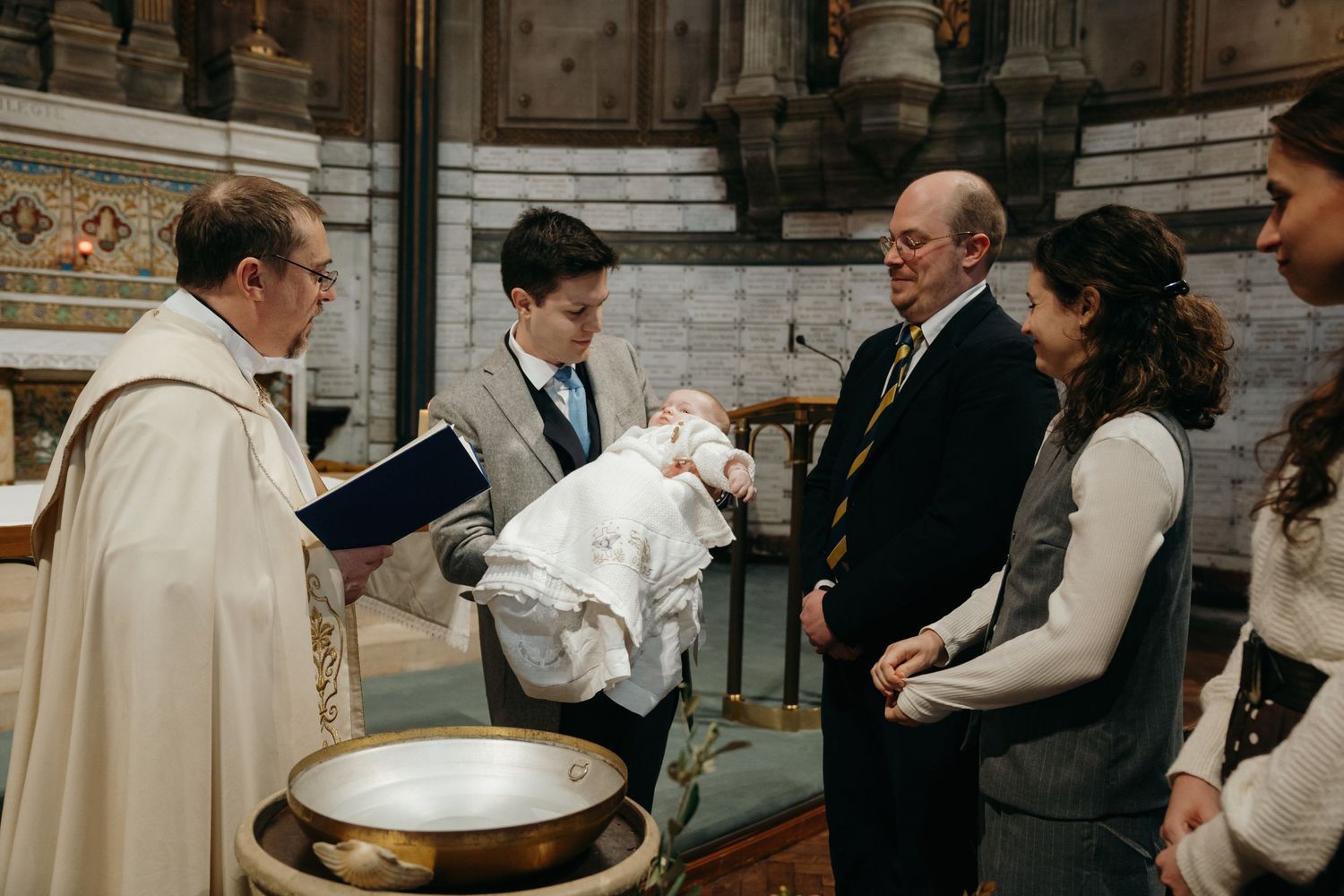 Cérémonie de baptême à l'église, famille réunie