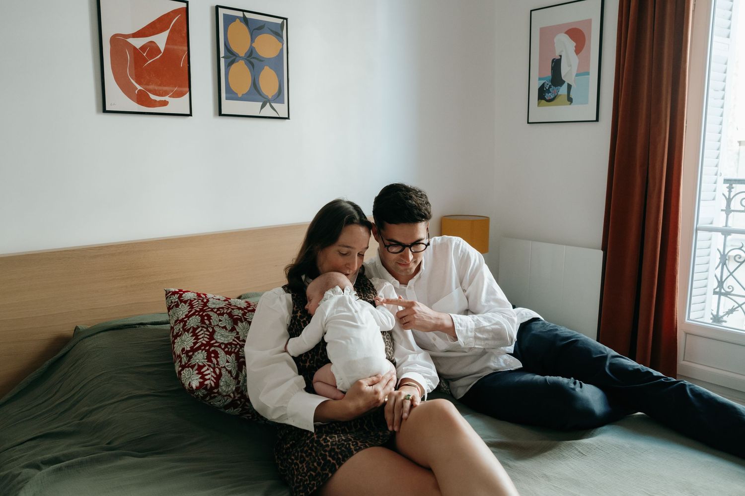 Jeunes parents allongés avec leur nouveau-né