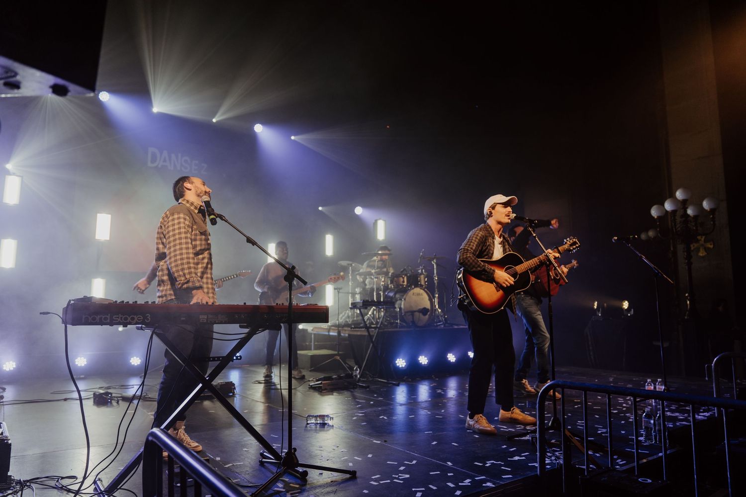 Musiciens sur scène en concert