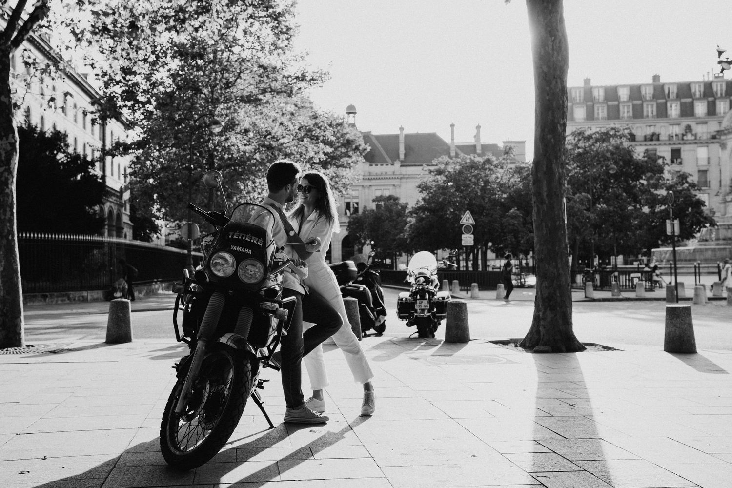 Couple sur une moto dans une rue, noir et blanc place saint Sulpice