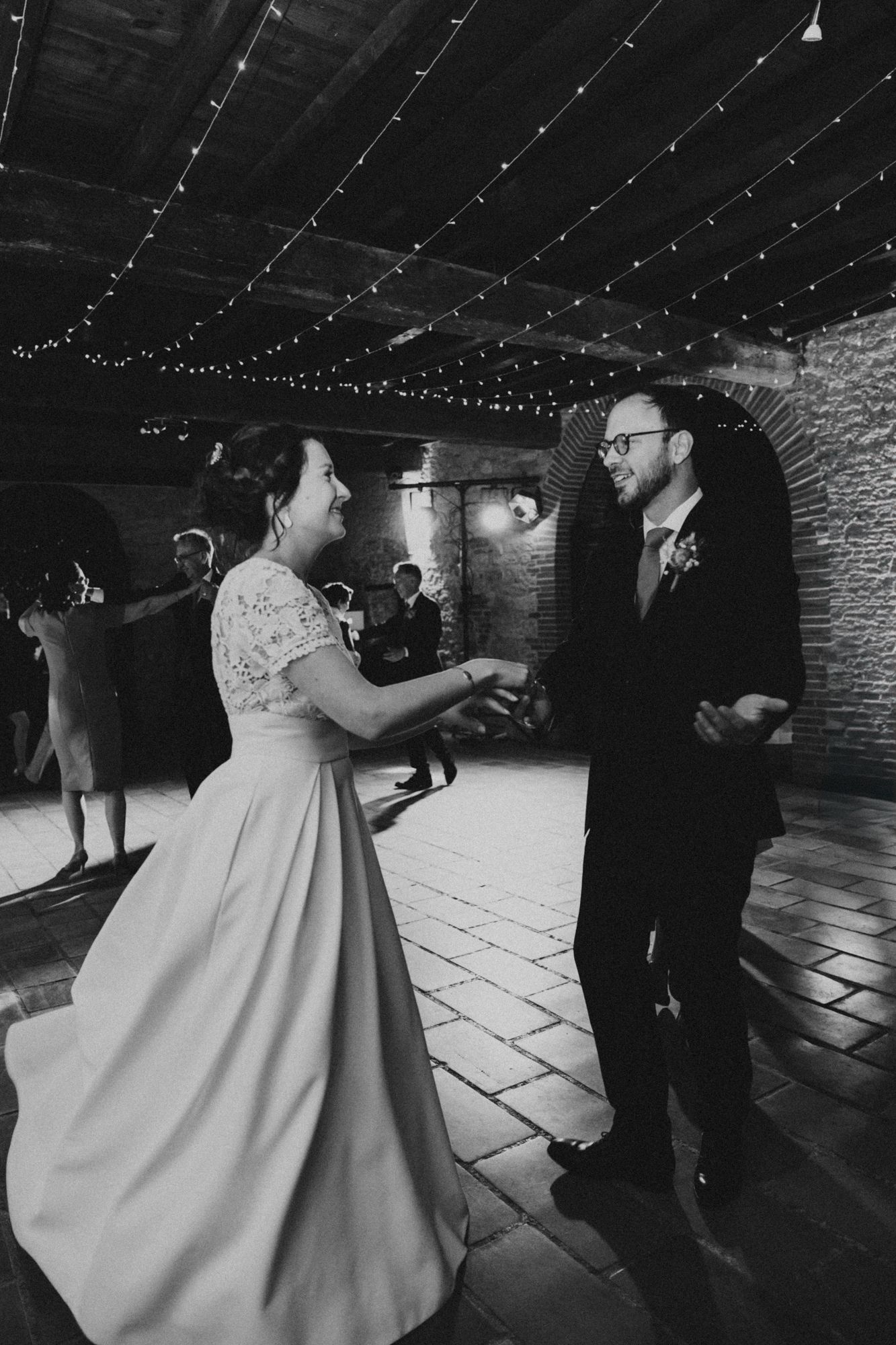 Mariés dansant en soirée, mariage au Maroc