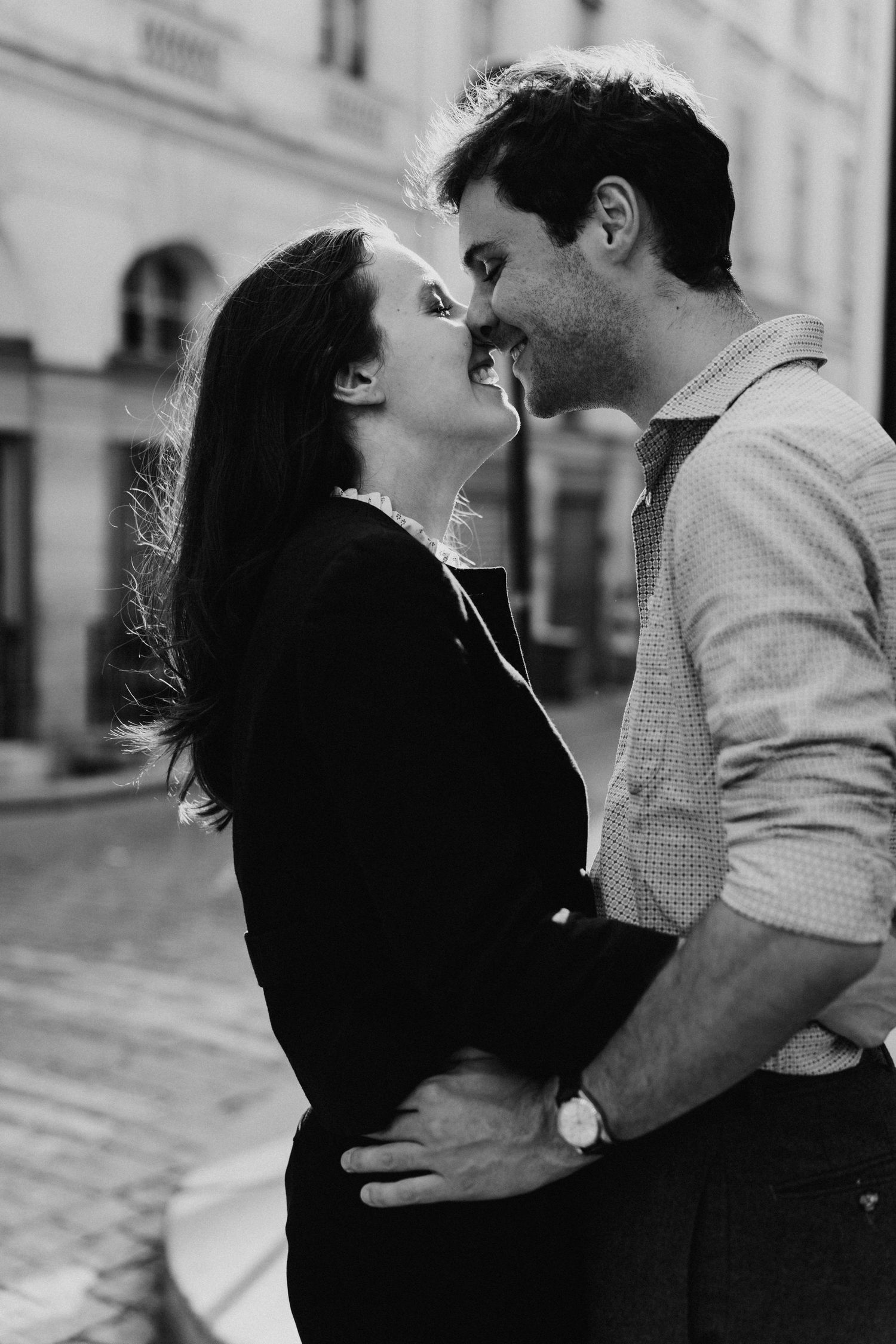 Couple s'enlaçant dans la rue, noir et blanc