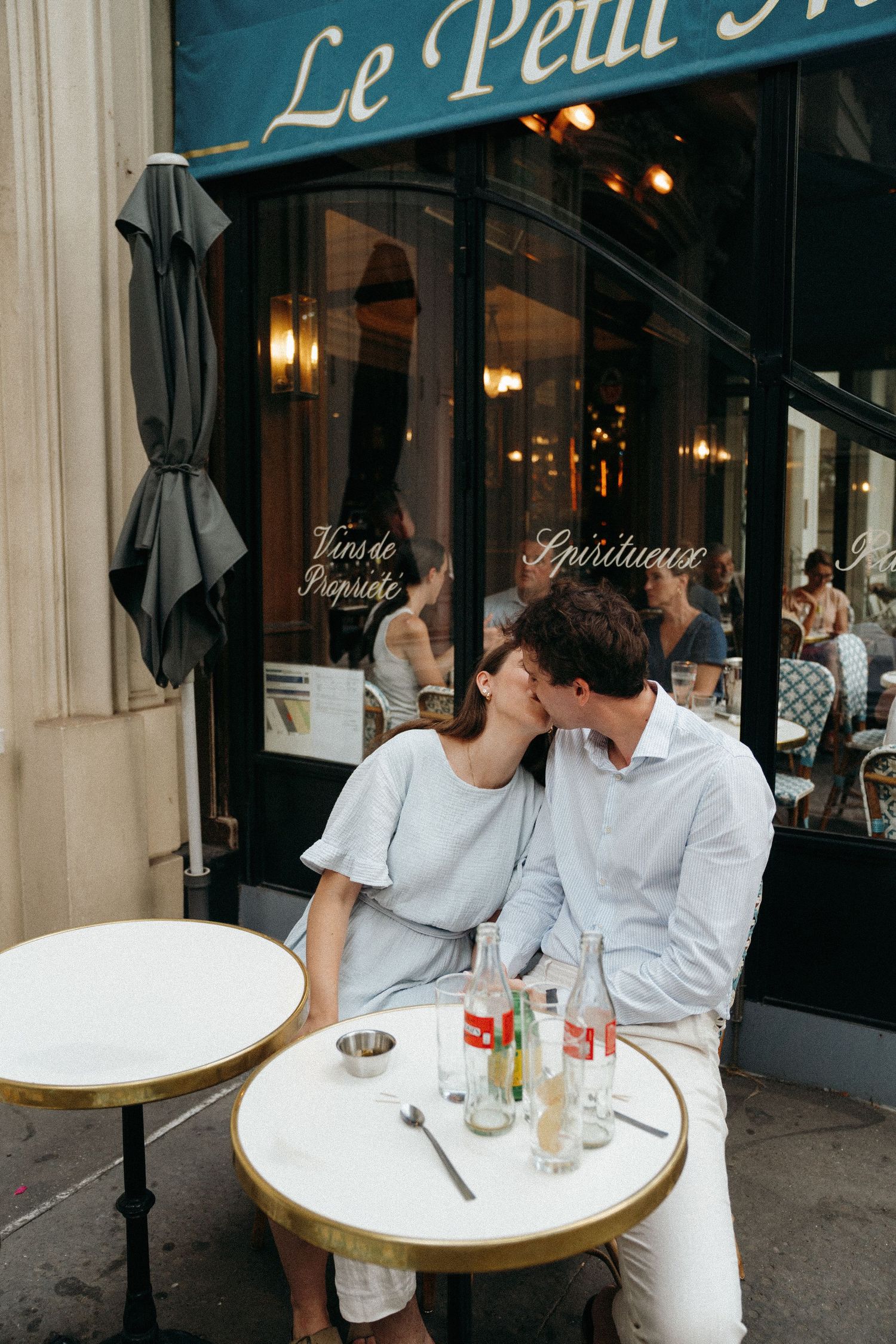 Couple attablé à la terrasse d'un café parisien