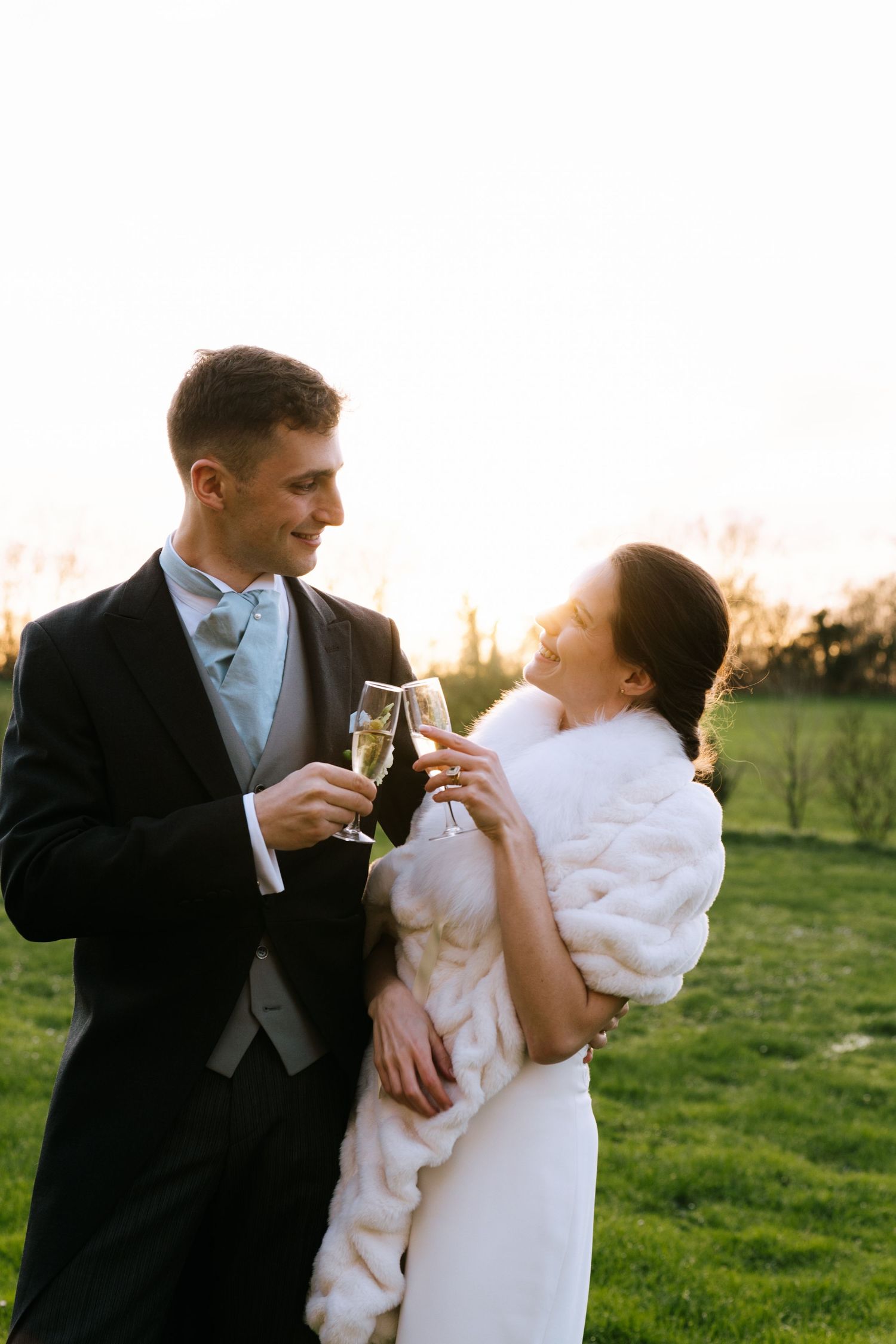 Mariés portant un toast, mariée en cape de fourrure mariage d'hiver Vendée champagne