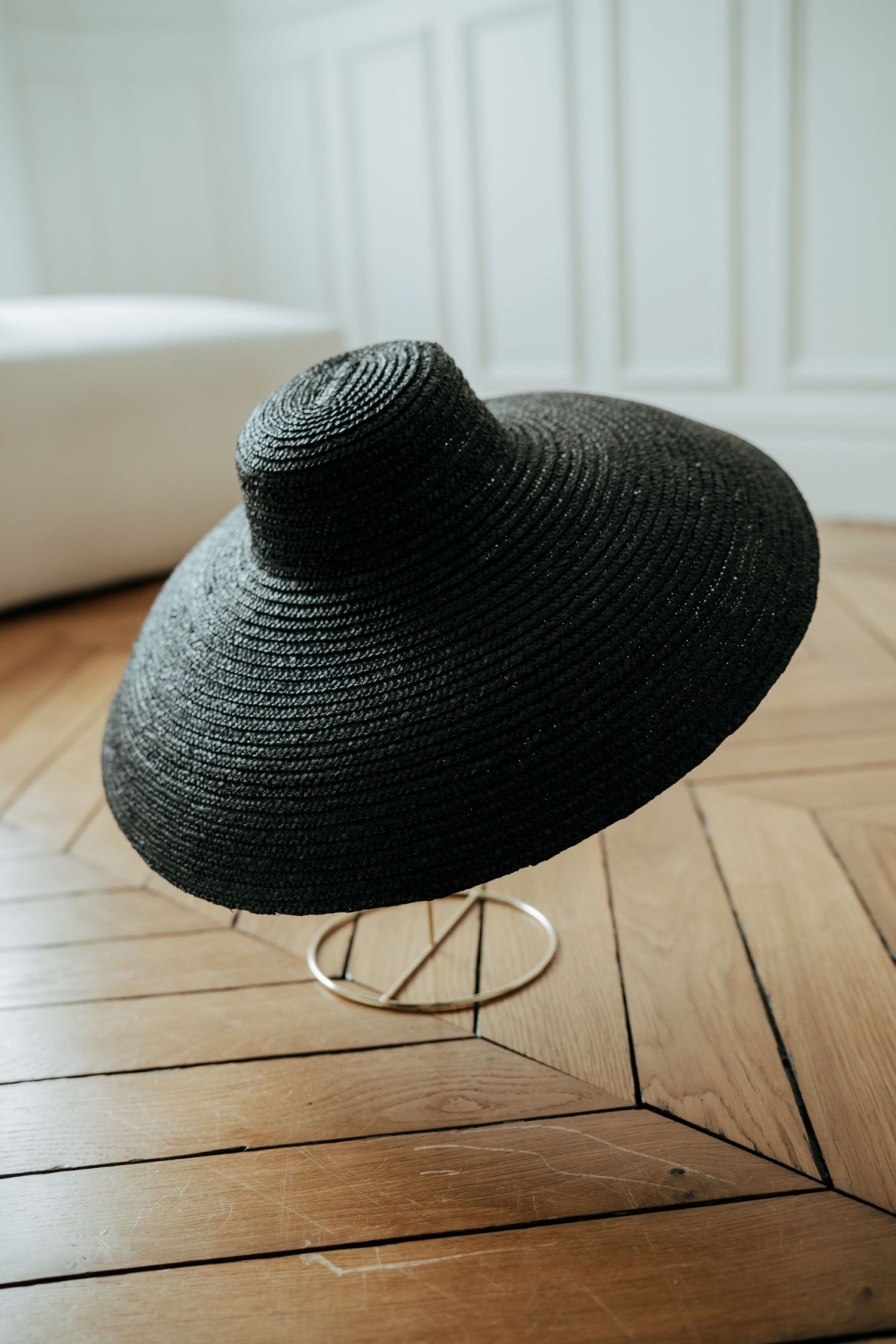 Chapeau noir posé au sol