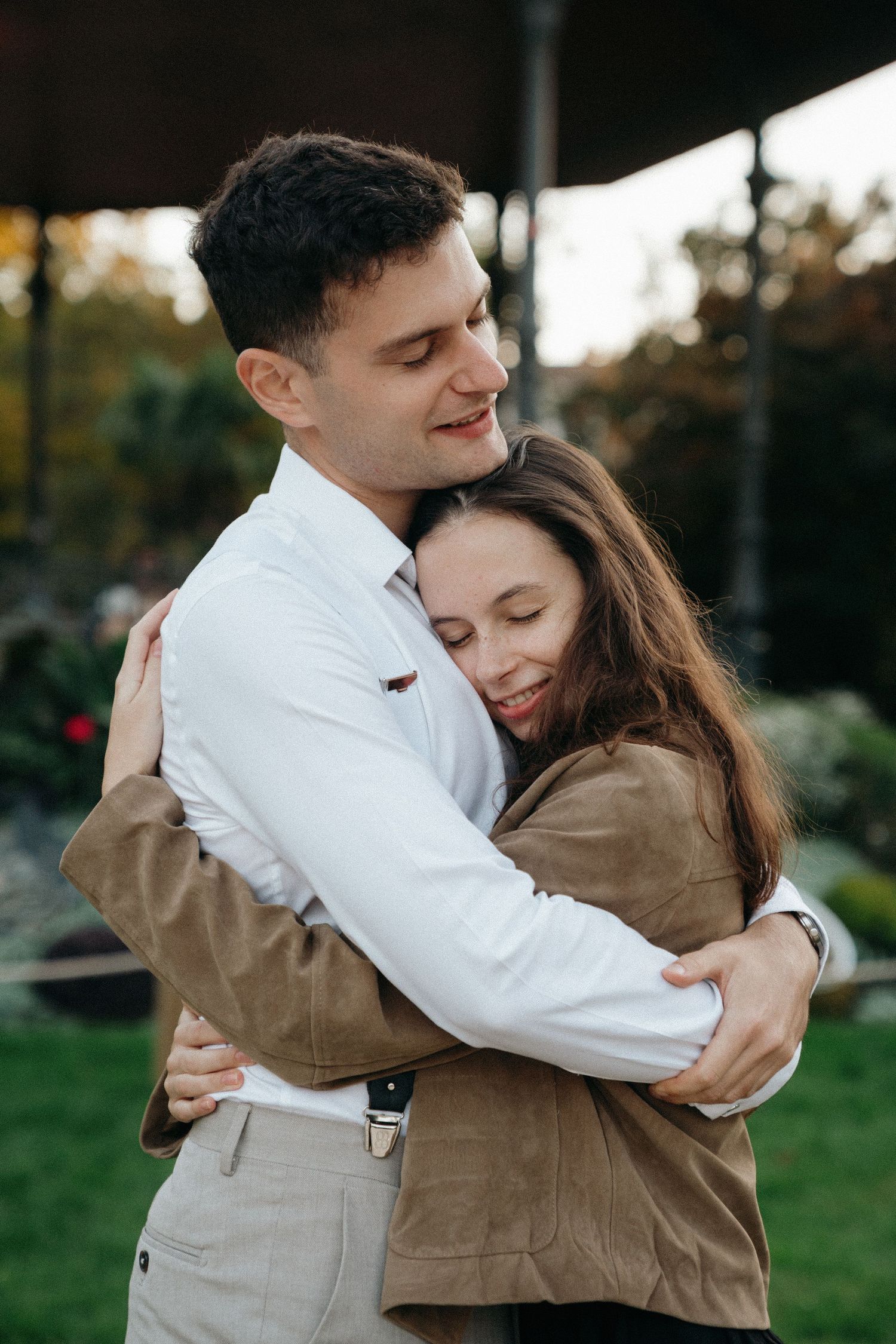 Couple souriant enlacé en extérieur Toulouse