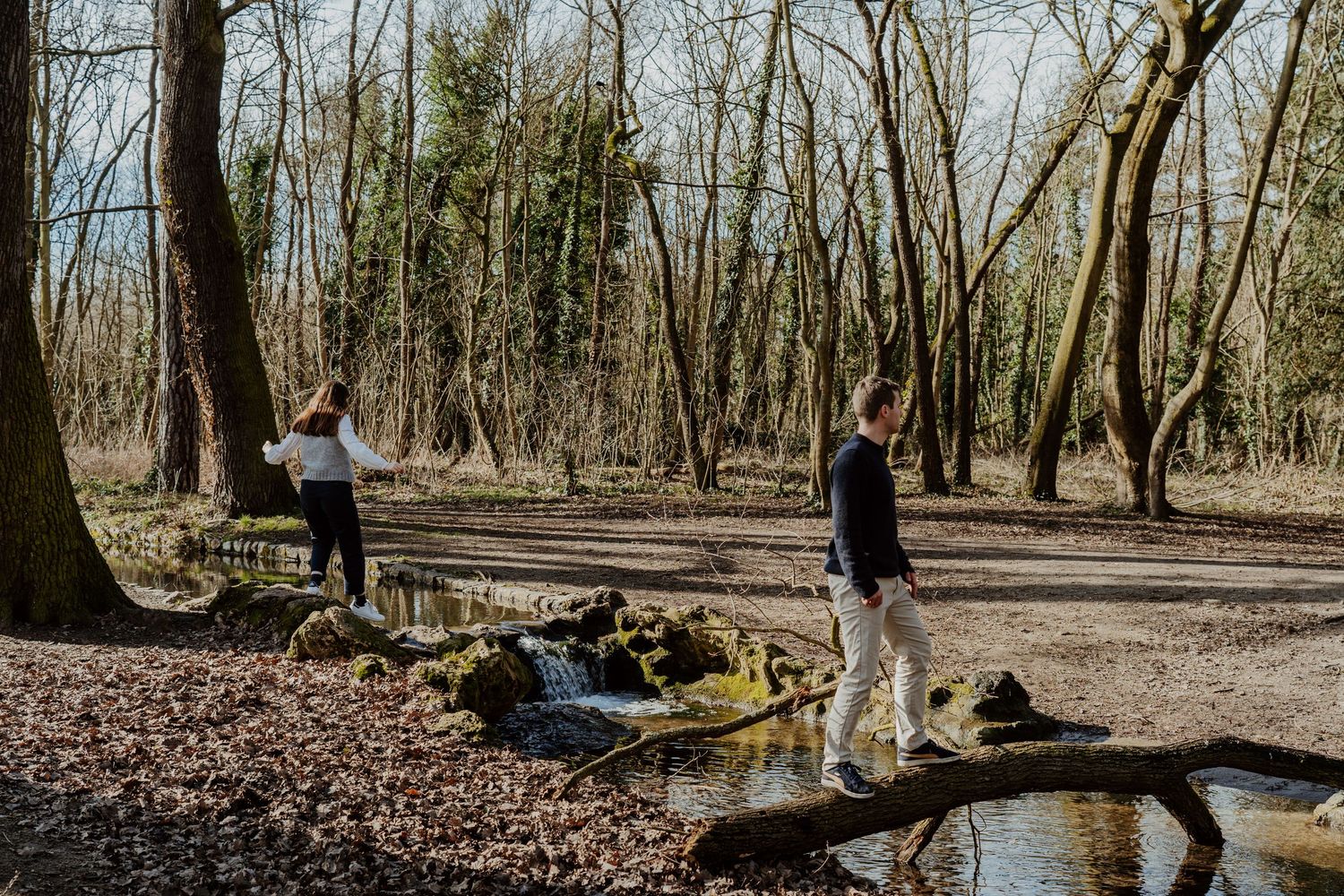 Couple dans une forêt