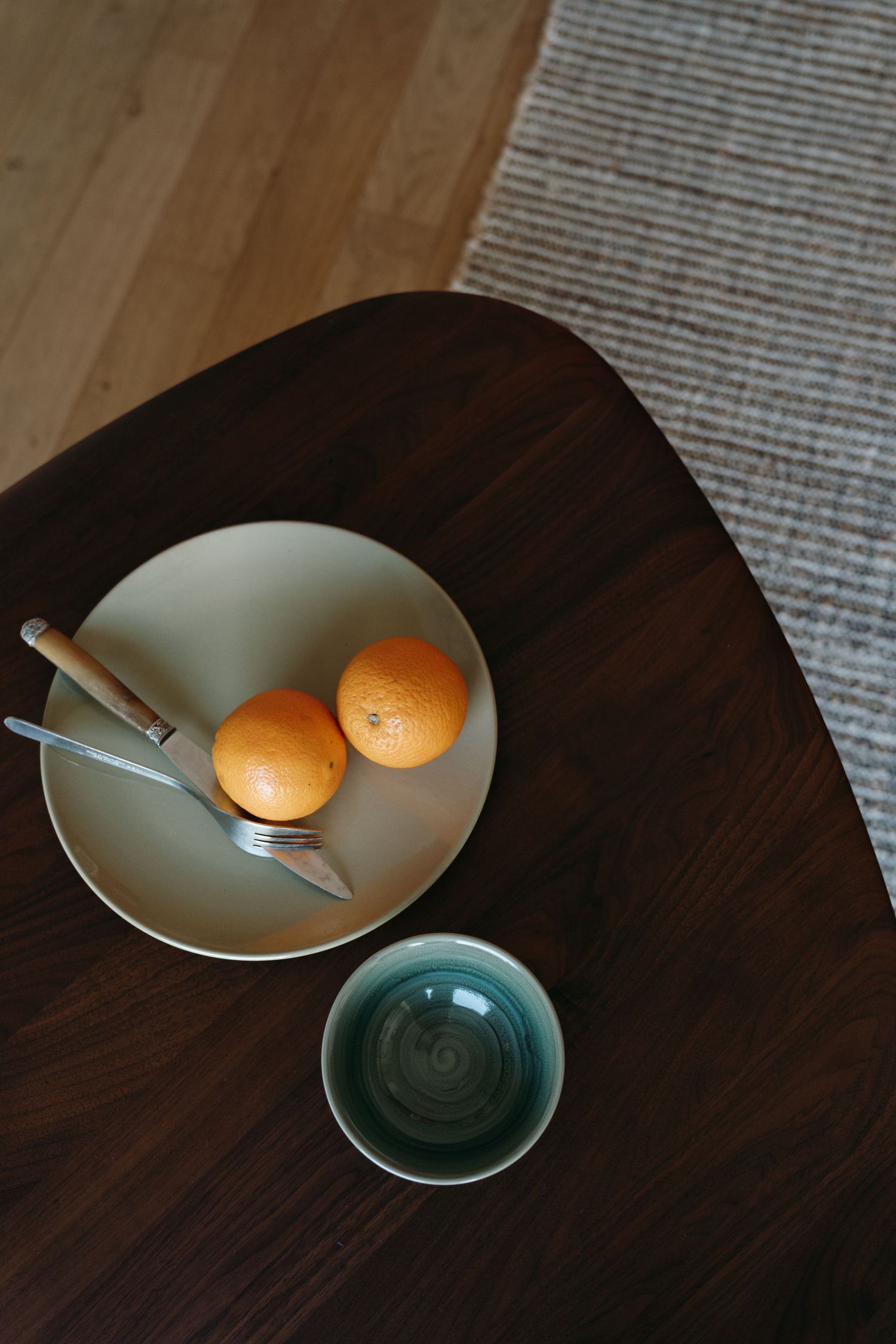 Nature morte avec fruits sur une table en bois