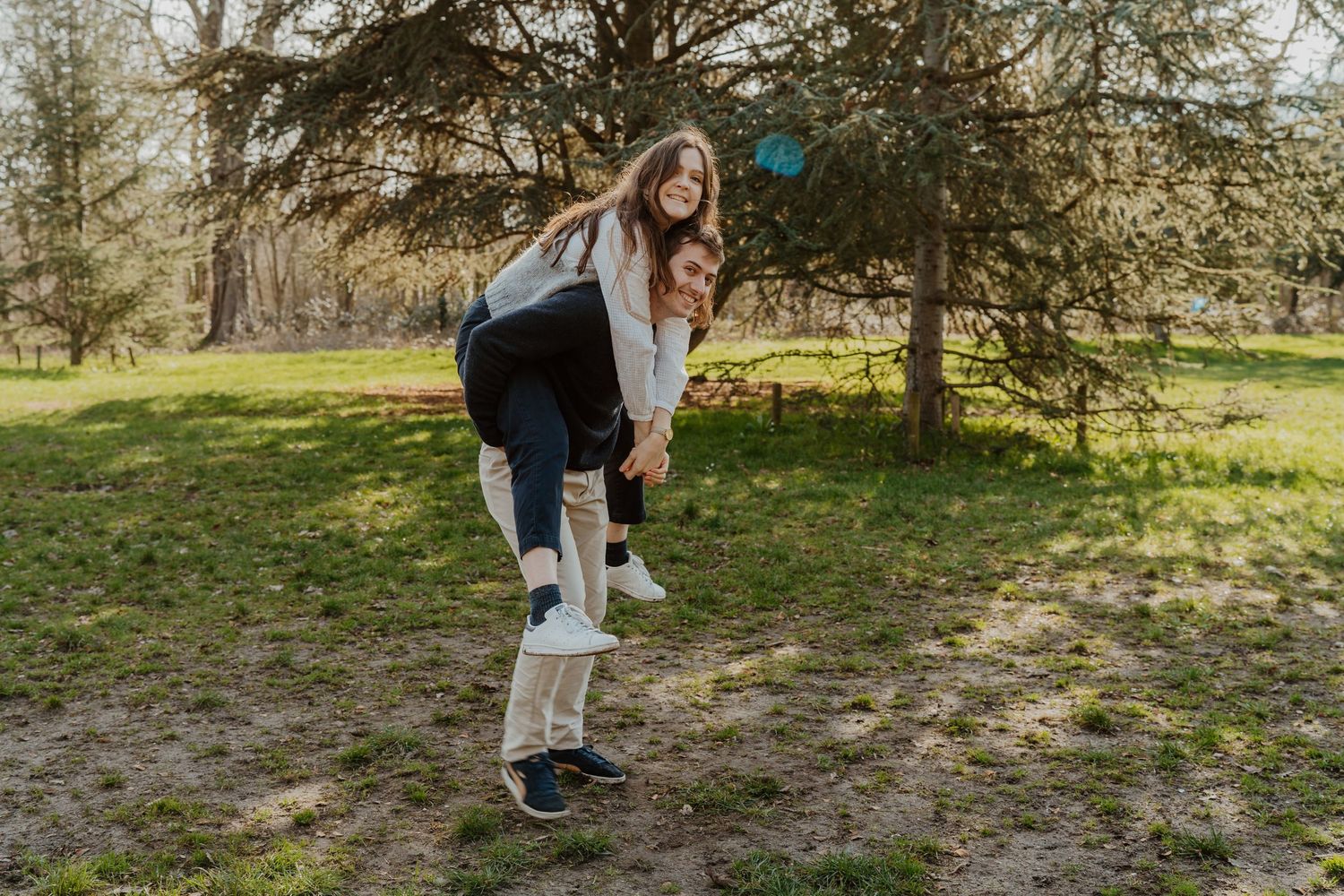 Mariée portée sur le dos dans un parc
