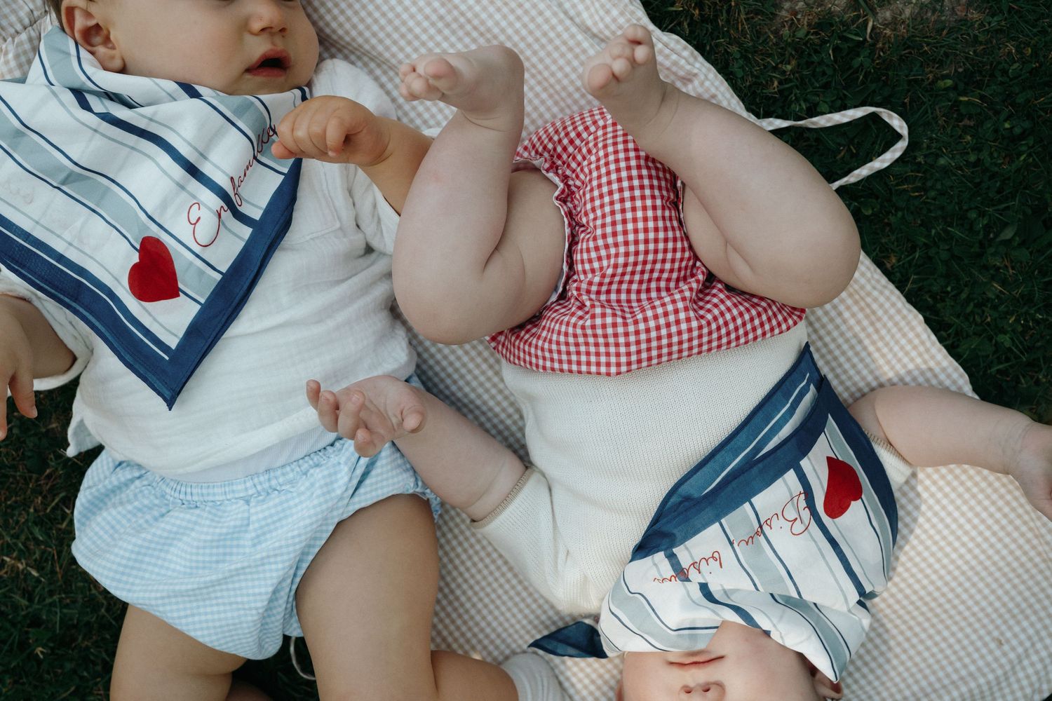 Deux bébés allongés côte à côte, moment complice