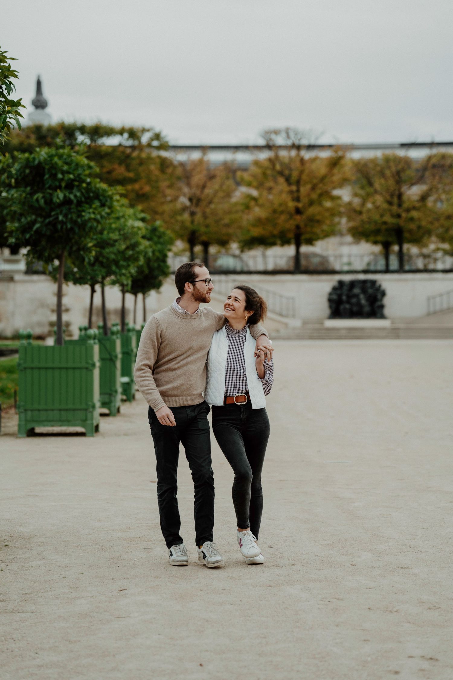 Couple marchant dans un parc jardin des tuileries paris