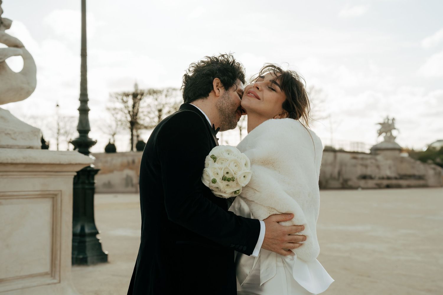 Mariés s'embrassant dans un jardin parisien