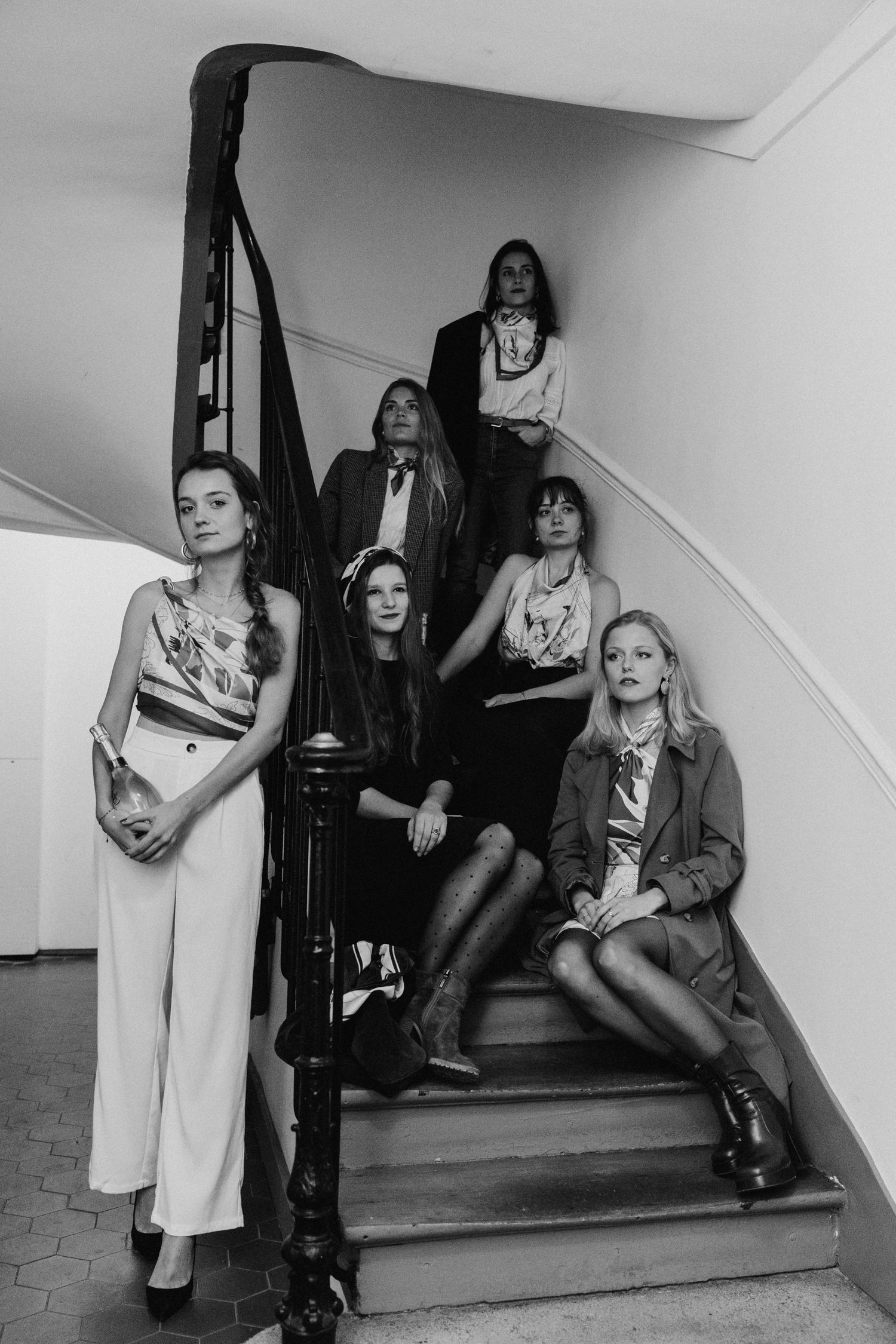 Groupe d'amies sur un escalier, noir et blanc photographe mode