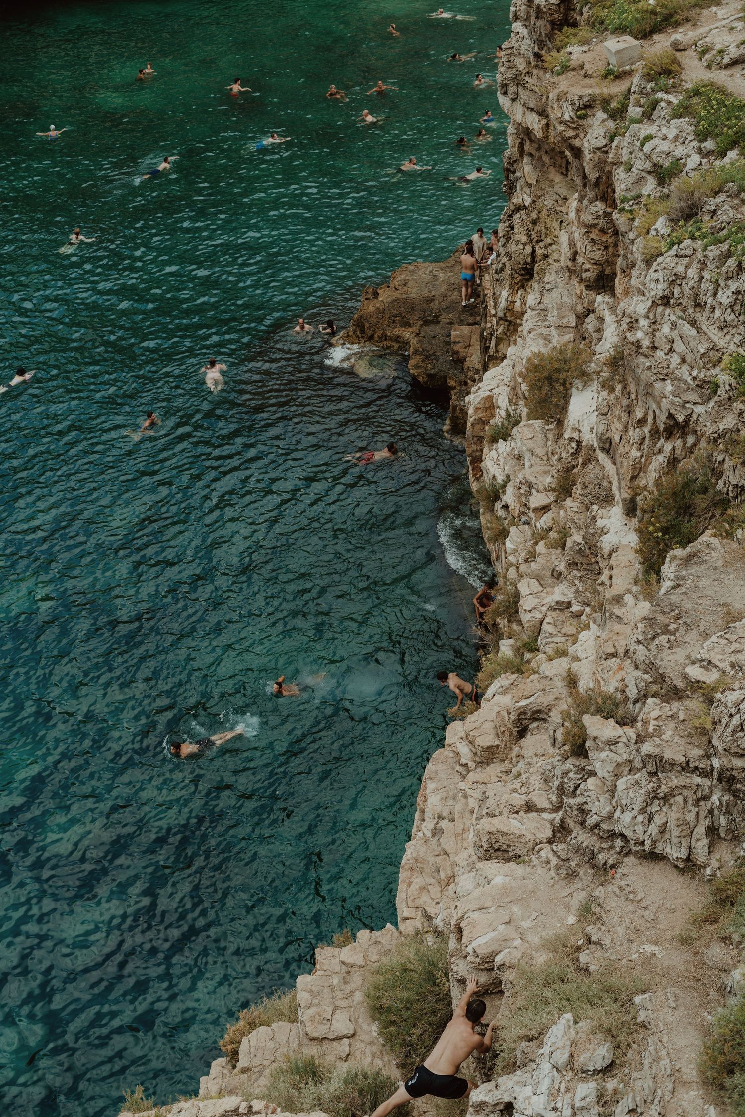 Vue aérienne d'une falaise et de la mer