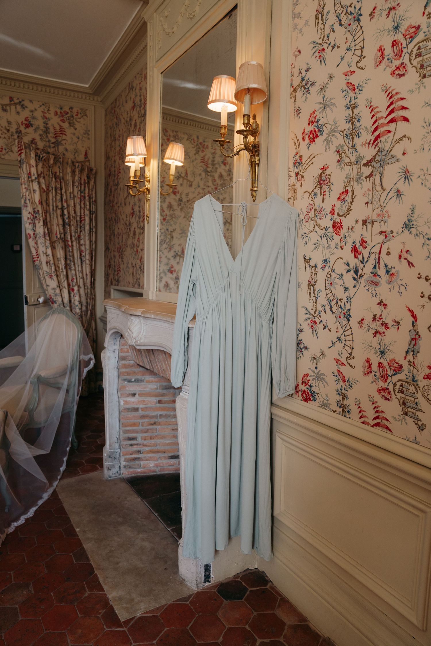 Robe de mariée suspendue, chambre fleurie
