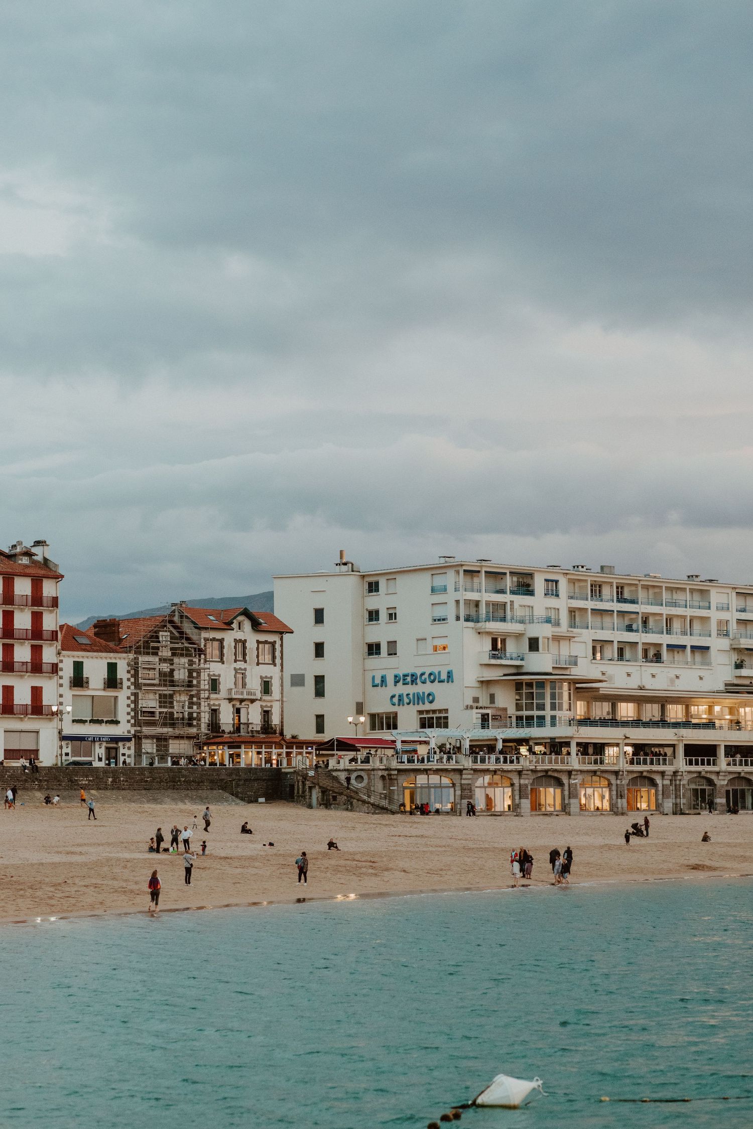 Vue sur une plage et une ville côtière Saint Jean de Luz