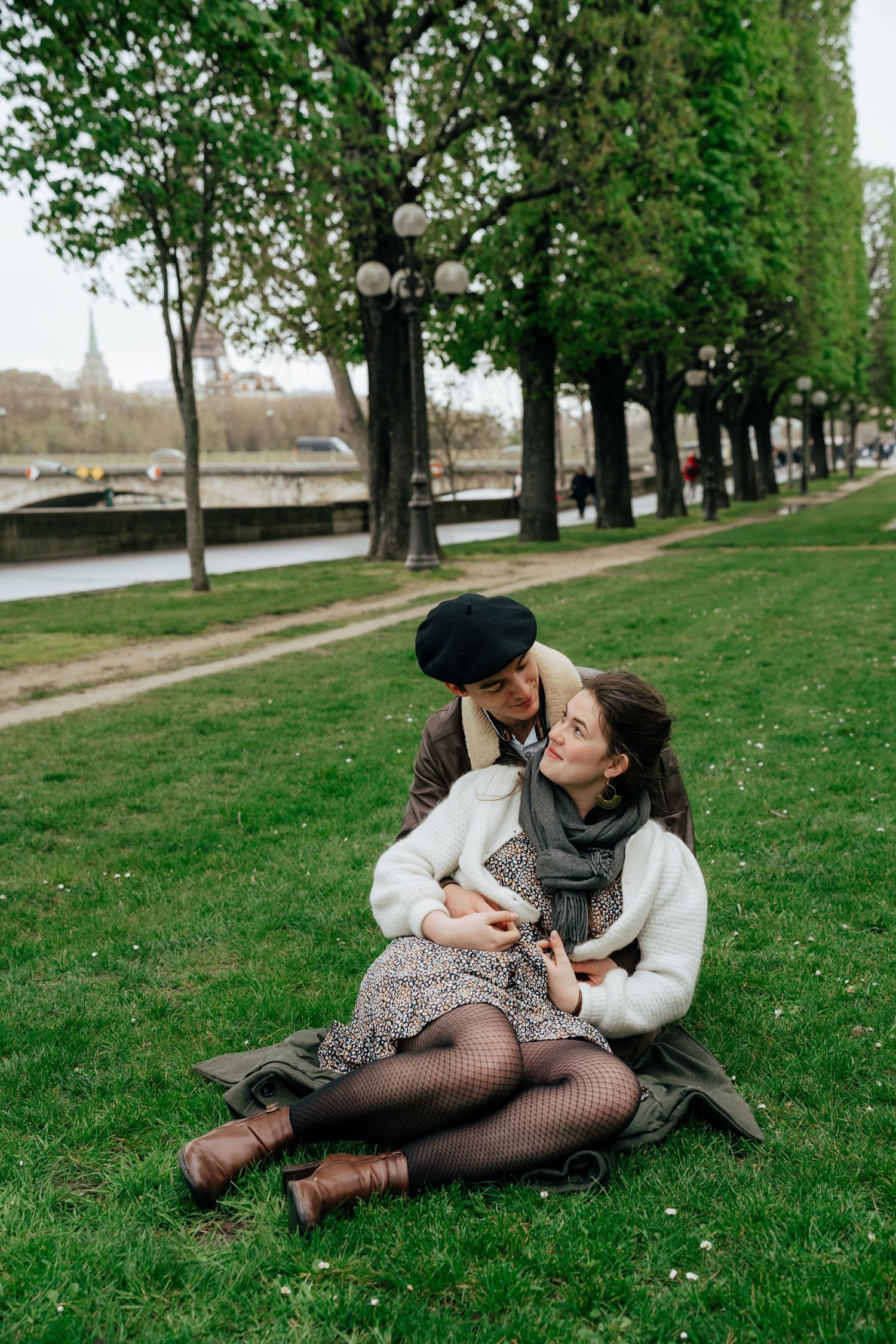 Couple assis dans l'herbe à Paris