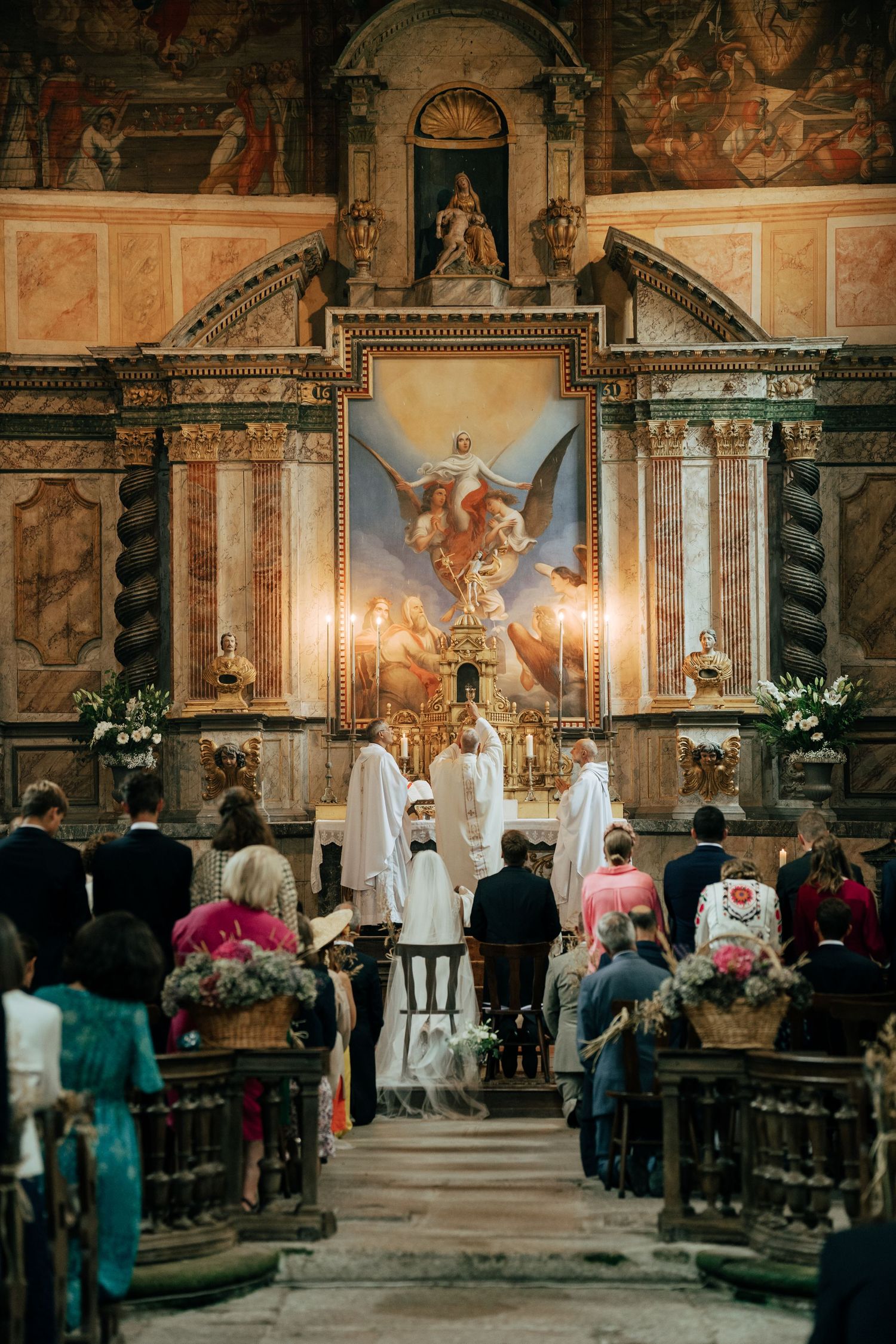 Intérieur d'église pendant la cérémonie