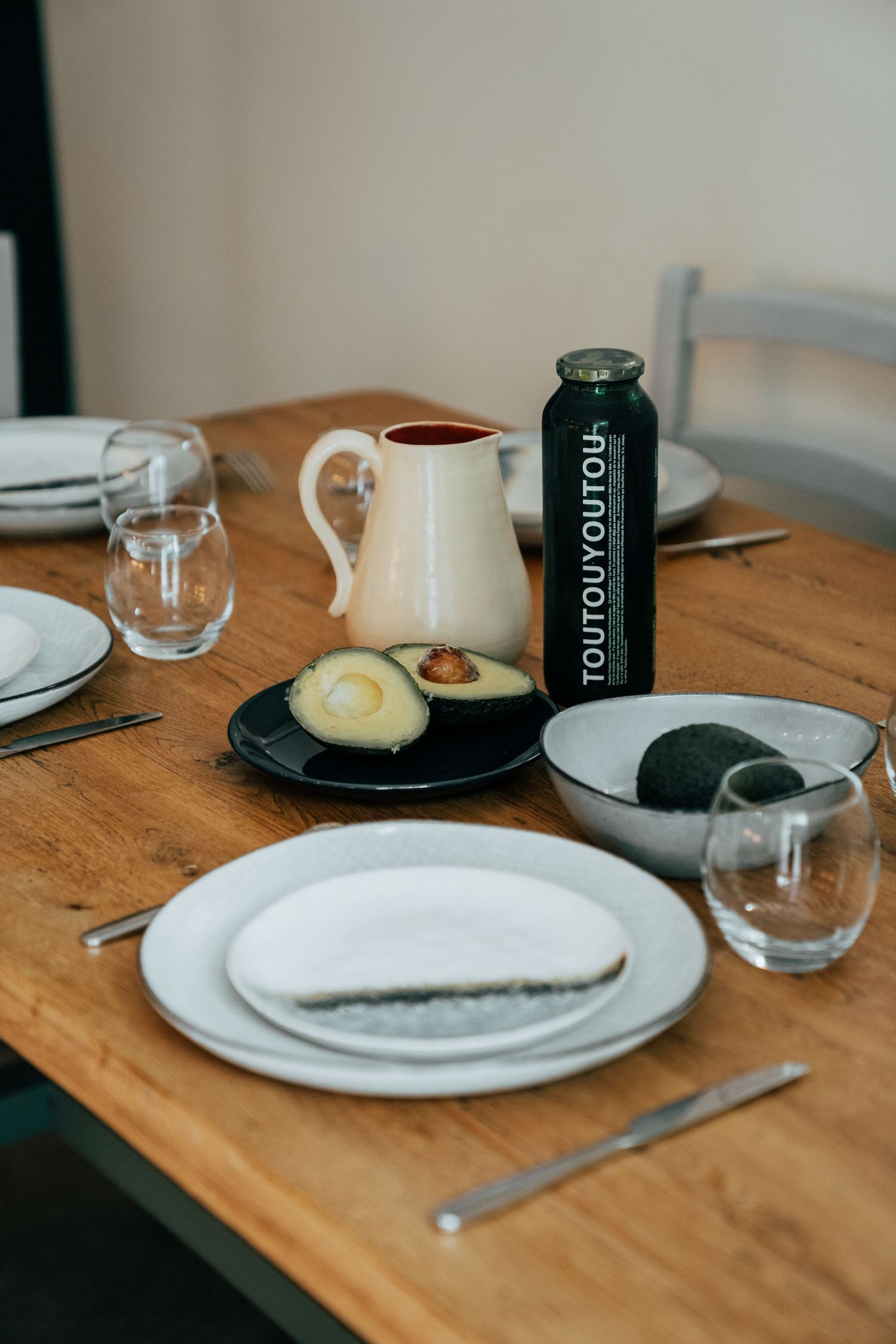 Table dressée avec vaisselle et couverts