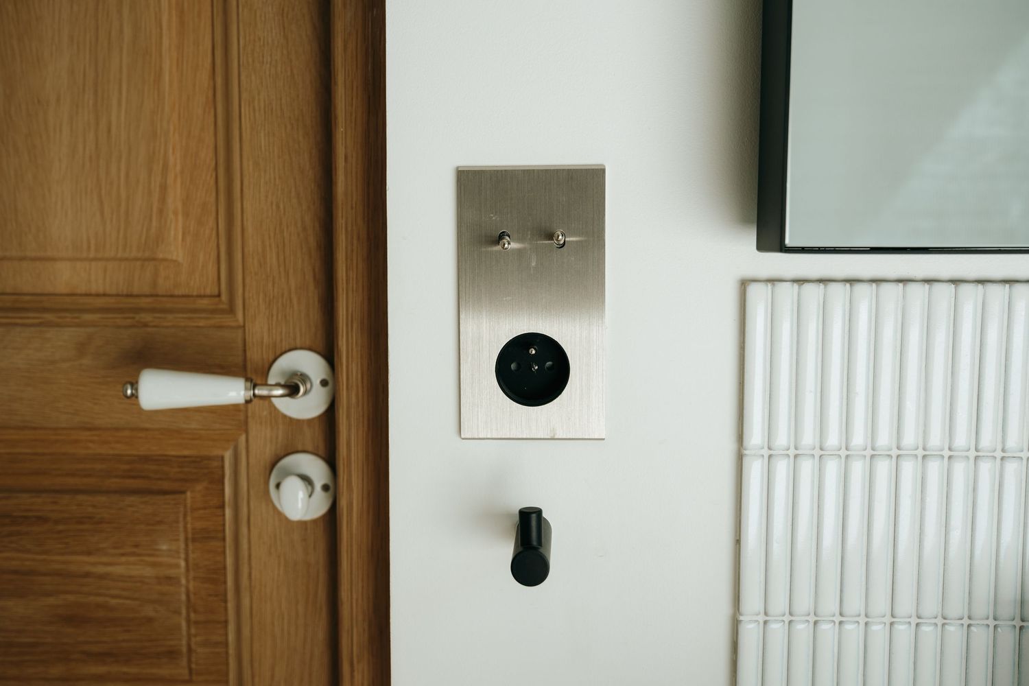Détail d'une porte en bois et de sa poignée