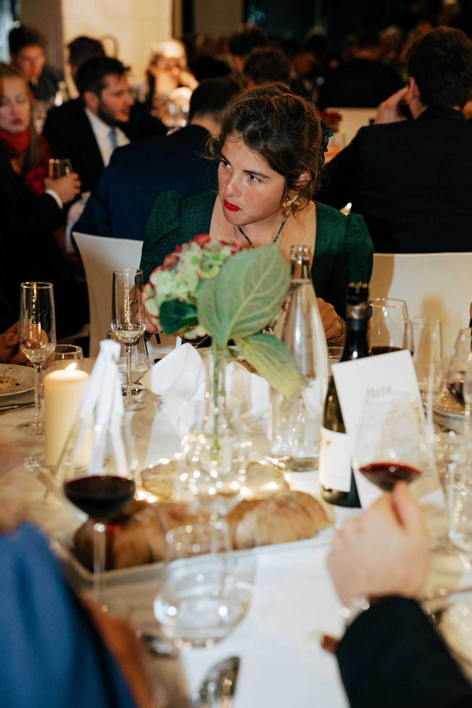 Invitée en robe verte lors du dîner de mariage, ambiance conviviale à table