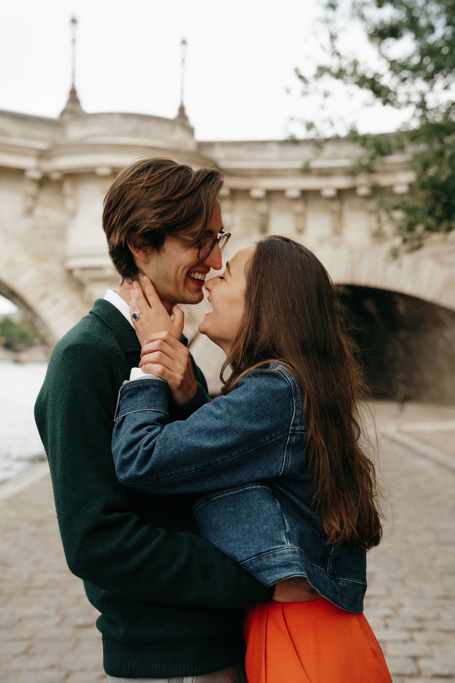 Couple s'enlaçant dans une rue, décor urbain