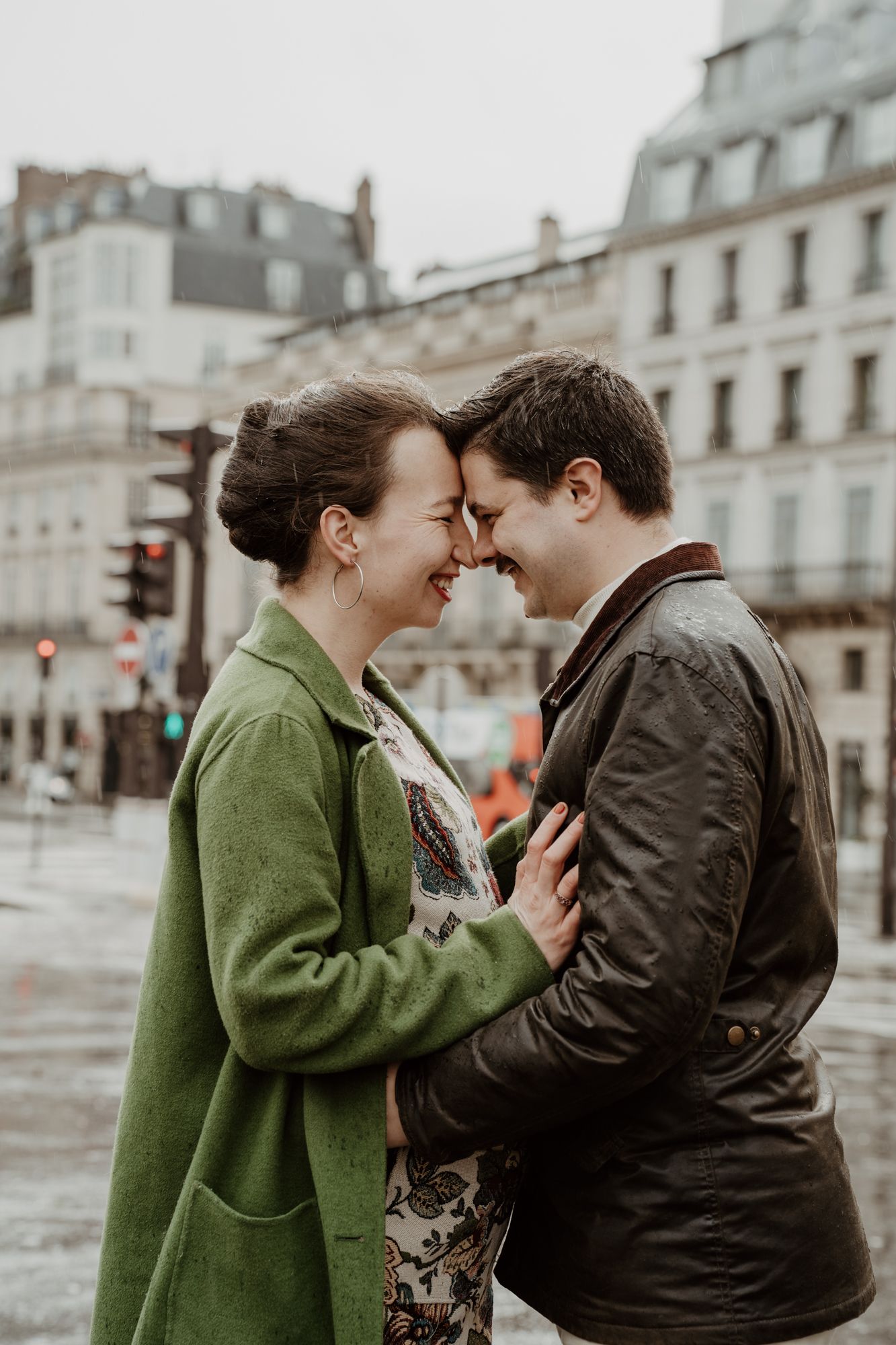 Couple s'enlaçant dans une rue