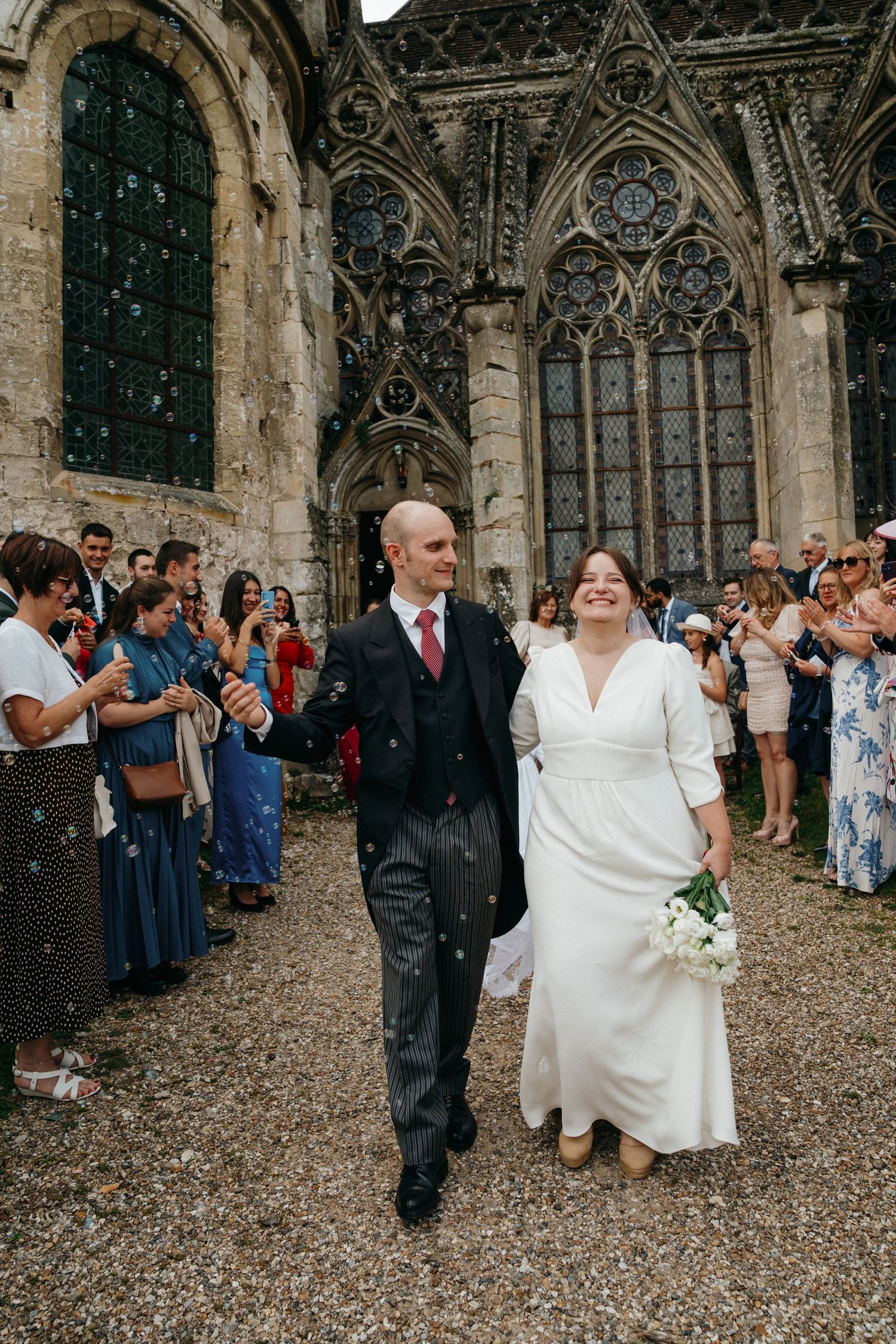 Mariés sortant de l'église sous les confettis