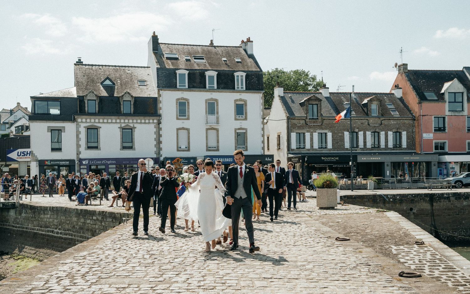Cortège de mariage dans une rue bretonne pavée