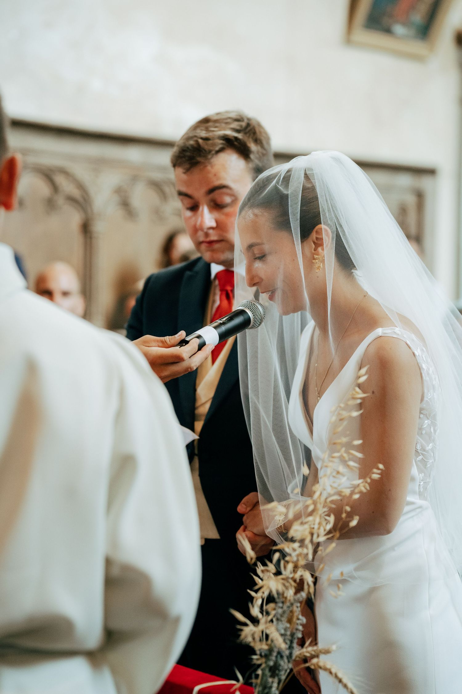Mariés échangeant leurs vœux à l'église