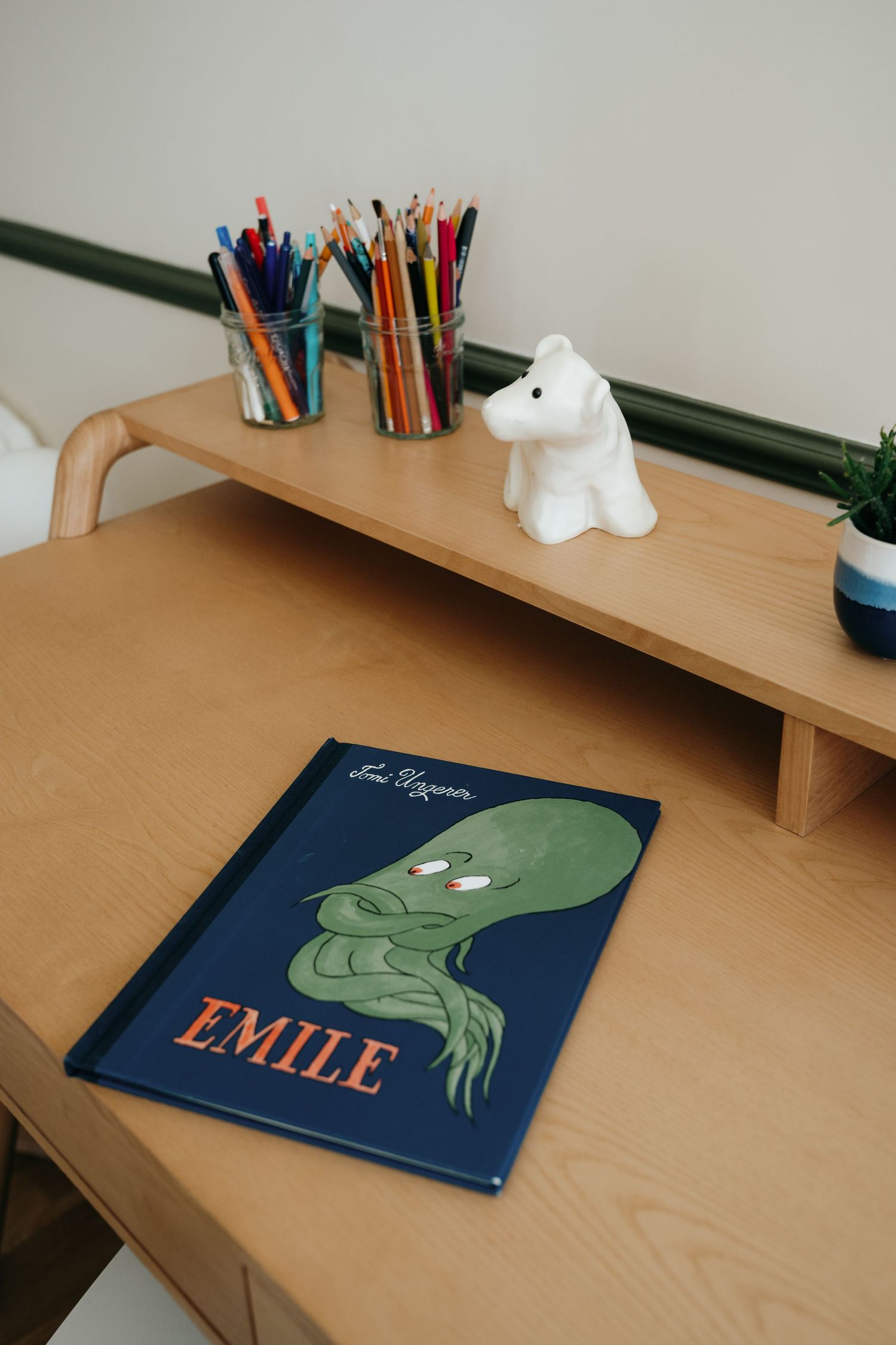 Bureau d'enfant avec fournitures colorées