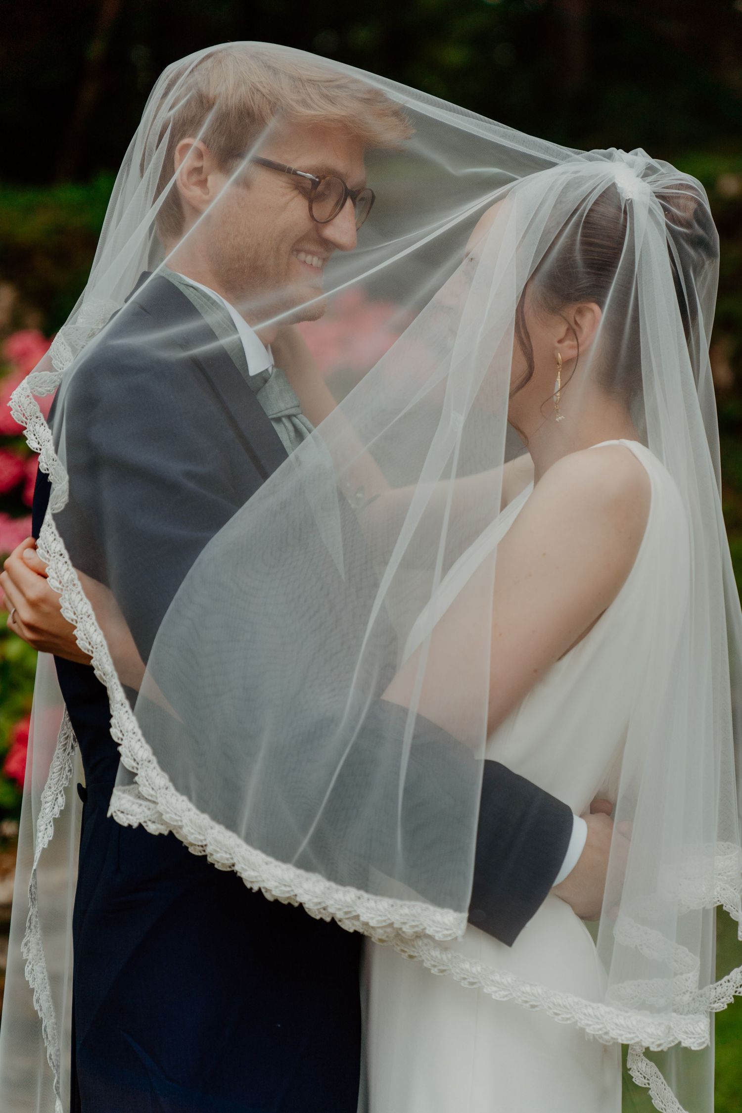 Marié et mariée partageant un instant tendre sous le voile