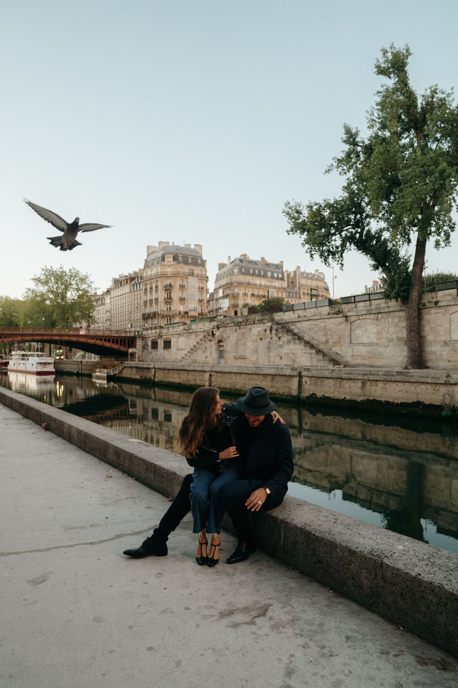 Couple assis au bord de la Seine à Paris