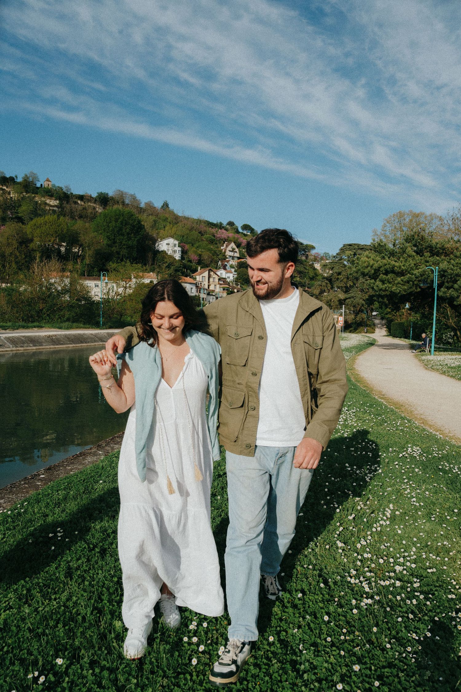 Séance couple en balade, paysage vallonné, pont canal Agen