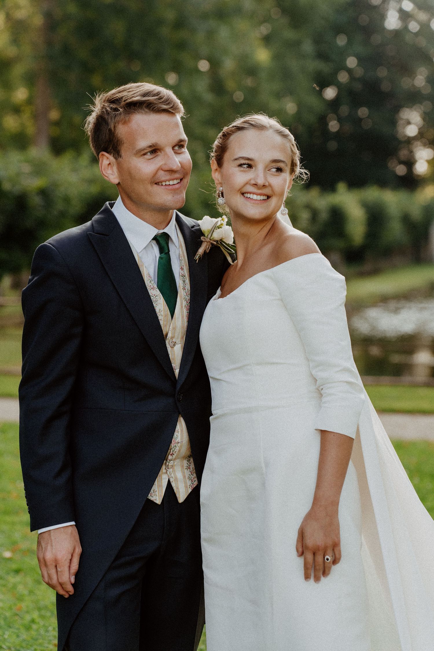Portrait des mariés dans un jardin, mariage en normandie
