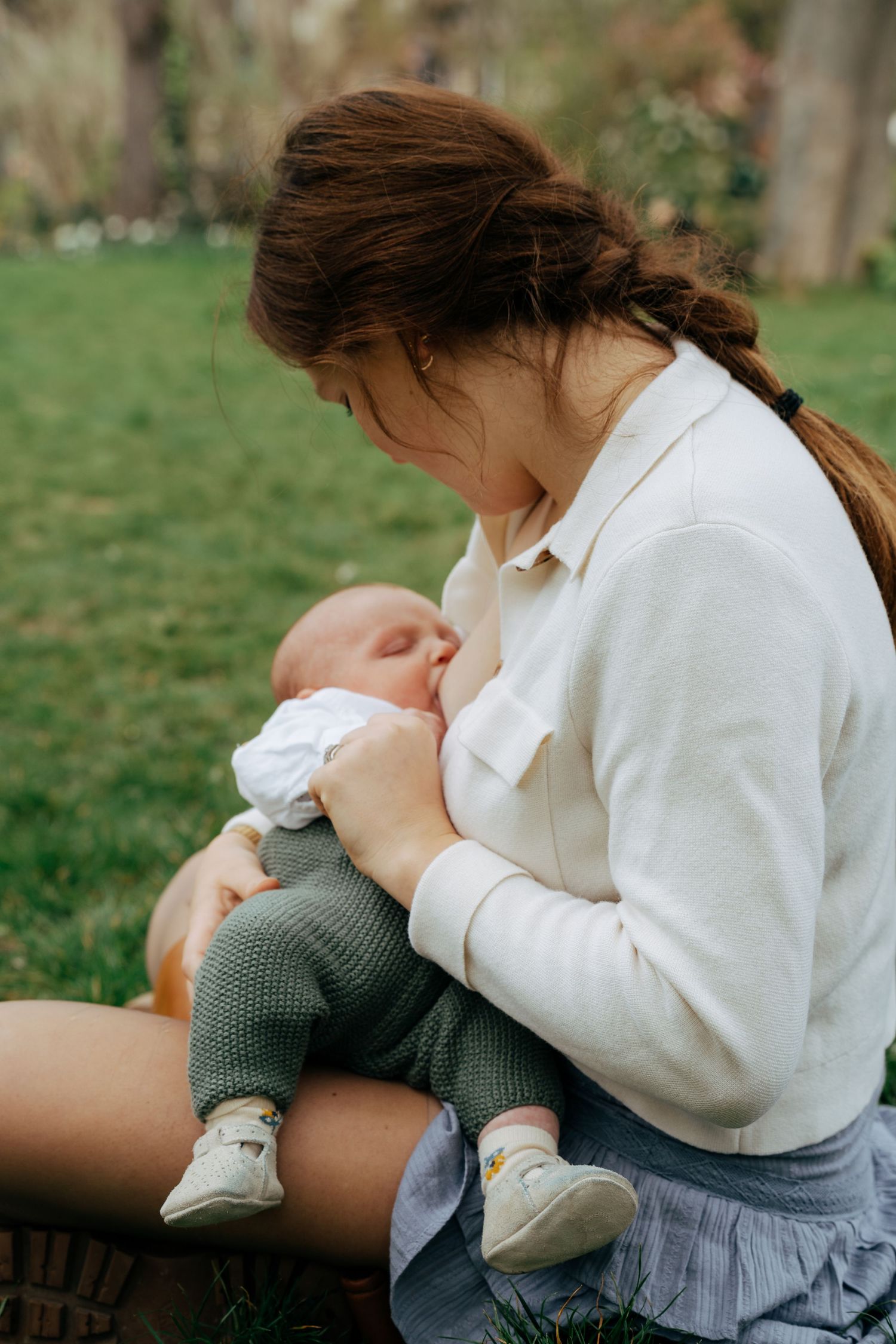 Mère allaitant son bébé en extérieur