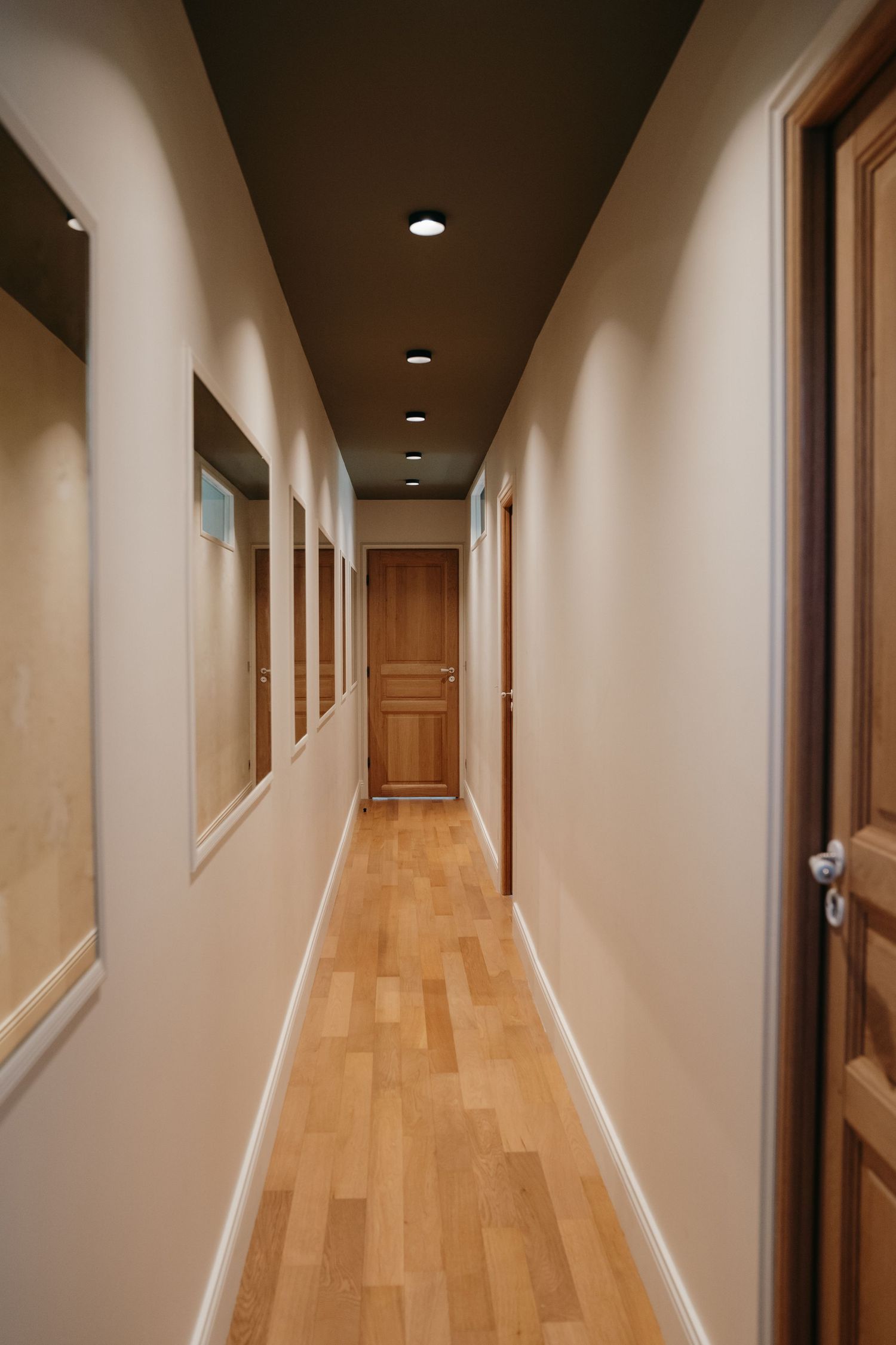 Couloir intérieur avec portes en bois