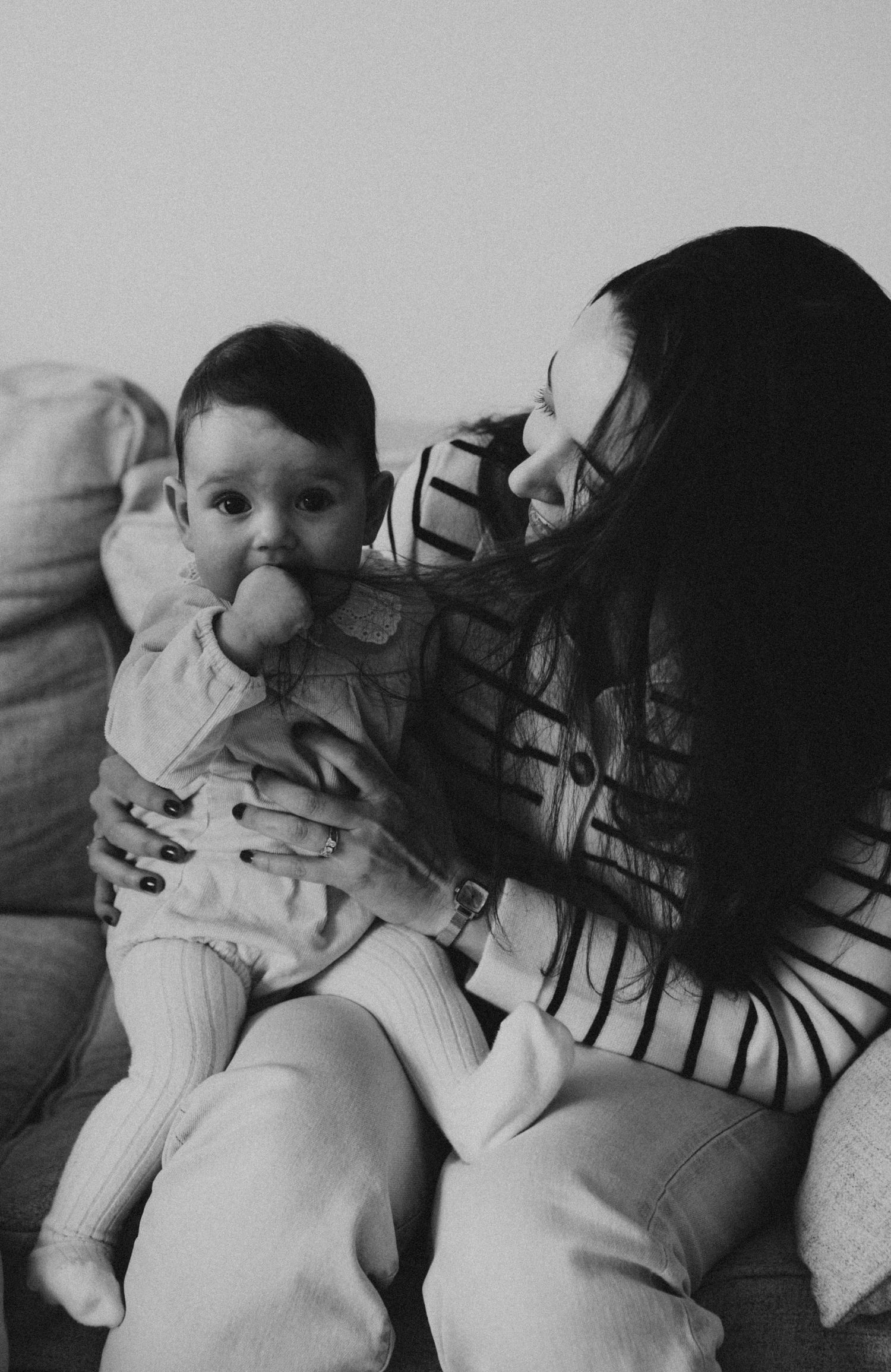 Mère et bébé complices, portrait noir et blanc
